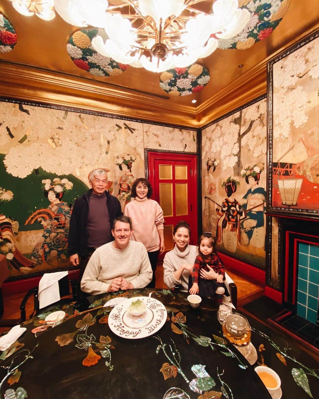 のインスタグラム：「Early birthday dinner for Shane  @hotelgajoentokyo What a gorgeous room🤩 . . . Shaneの誕生日も近いので 家族で珍しく平日夜に外食🍴 久々の中華🥟 . 写真は絢爛豪華でびっくりした個室😂♡ “玉城“ . 螺鈿が美しかったテーブルは ホテル雅叙園東京で誕生した現存する最古と言われる回転テーブルなんだそう . 非日常で広々した空間が良かったのか 珍しくやんちゃMiaもいつもよりおりこうさんで助かった😝 . . . #祝いごはん #家族ごはん #ホテル東京雅叙園 #旬遊紀 #naoliving_tokyo #naoliving_hotelryokan #miababyliving」
