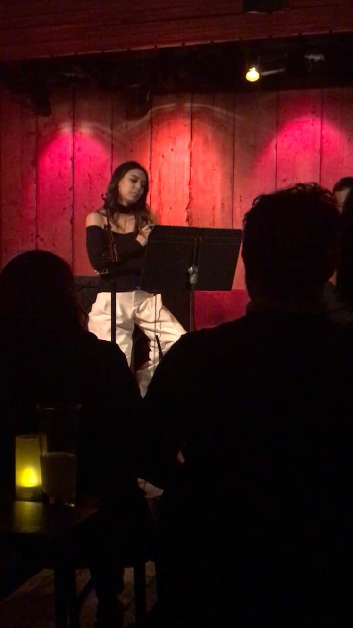 MiChiのインスタグラム：「ニューヨークライブの映像を友達がいくつか送ってくれたから今更だけどShareするね♡ My friend sent me a few vids from my gig in NYC a couple of years back. It’s been a while since then but just gonna leave this right here ☺︎ ♬Sia - Titanium. Guitar by @shuntaonguitar  #sia#titanium#acoustic#newyork#rockwoodmusichall#titaniumcover」