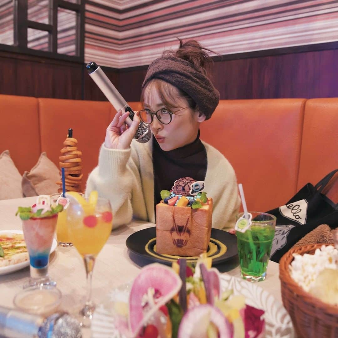 のインスタグラム：「1／25【今日のコーデ】 ＼友達と新年会♪／ 【遊び尽くす日は、ストレスフリーなコーデで】 楽ちんニットワンピースに軽くて暖かいロングニットカーデを羽織って。 ターバンでヘアをまとめてラフに仕上げたい。 ※アイテム詳細は、Oggi.jpの【1／25のコーデ】をご覧ください。 ・ ・ #メガネ女子 #365日コーデ #毎日コーデ #ニットカーディガン #ootd #outfit #ootdfashion #instafashion #fashiongram #fashionpost #fashionsnap #fashionista #fashiontrends #ファッション #ファッションコーデ #ファッションスナップ #本日のコーデ #今日の服 #今日のコーデ #トレンドファッション #おしゃれさんと繋がりたい #服好きな人と繋がりたい #アラサーファッション #休日コーデ #重ね着 #冬コーデ #冬ファッション #オッジ #oggi ・」