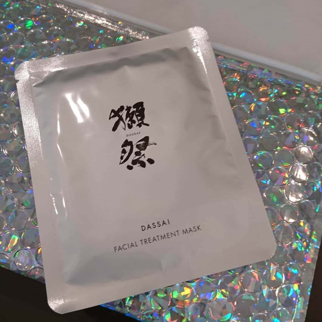 真山景子のインスタグラム：「待ってました！！獺祭パックシート♥️日本の和食に発酵してる食品が多い様に、納豆、梅、味噌、漬物、体に良いと言われる和食は世界に誇れるヘルシーで日本人にあう♥️日本酒の獺祭好きな人多いですよね。 このシートパック、肌に合う！！ナチュラルな成分が多いのにモチモチになったぜ✨✨日本の文化は美しい。」