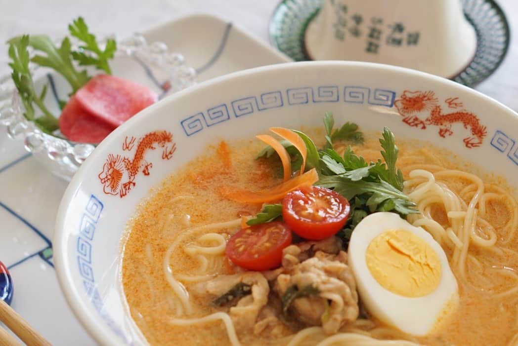 amiさんのインスタグラム写真 - (amiInstagram)「． I made healthy menu for lunch ． 先日のランチは、 糖質0ｇ麺で作る ラーメン🍜😍❤️ ． ヘルシーなのでたくさん食べられるし 家族もたくさん食べてくれて 嬉しいランチでしたฅˆ•ﻌ•ˆฅ♬*゜ ． ． 紀文さんで、毎月1回更新している 「amiのロカボなおうちごはん」❤︎ ． 今回はこちらの簡単レシピを ご紹介しています😆 今月も見てくださいね❤️ ． ． ↓こちらから♡ https://lowcarb.amebaownd.com/posts/7589232 ． レシピは @amikuma1219 の ハイライトからも読めます❤︎ ． ご馳走様でした♡ ． ． #ラーメン#ヘルシーラーメン#野菜ラーメン#器好き#食器好き#花のある幸せごはん#テーブルコーディネート#テーブルコーデ#野菜メニュー#ランチタイム#低糖質#低カロリー#ロカボメニュー#ロカボ#手作りごはん#糖質0麺#紀文 ． ．」1月25日 11時33分 - amikuma1219