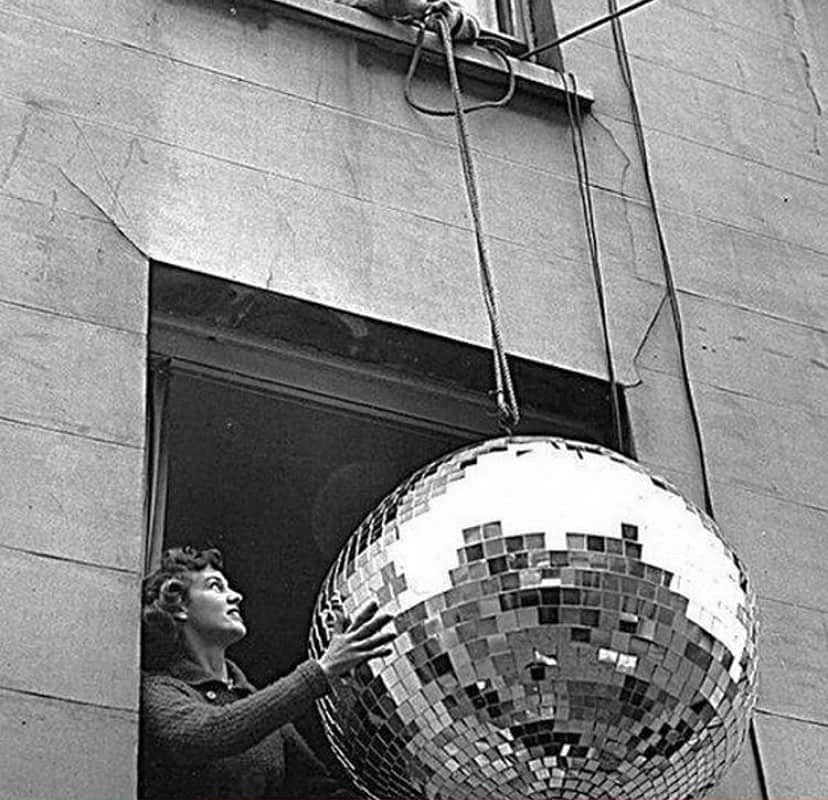 ジュールスミスのインスタグラム：「Prepping for the weekend like 💃🏼🔮 .⠀﻿⁠ .⠀﻿⁠ .⠀﻿⁠ .⠀﻿⁠ .⠀﻿⁠ .⠀﻿⁠ .⠀﻿⁠ #jewelry #jewellery #necklace #ring #earrings #bracelet #gold #rings #accessories #jewelrygram #bling #jewels #sparkle #glitter #instajewelry #jewelrydesigner #bracelets #fashionjewelry #shine #braceletstacks #braceletsoftheday #instajewelry #bohojewelry #bohemianjewelry #gypsyjewelry #glitter #bohostyle #boldstyle #aboutalook⁣﻿⁠」
