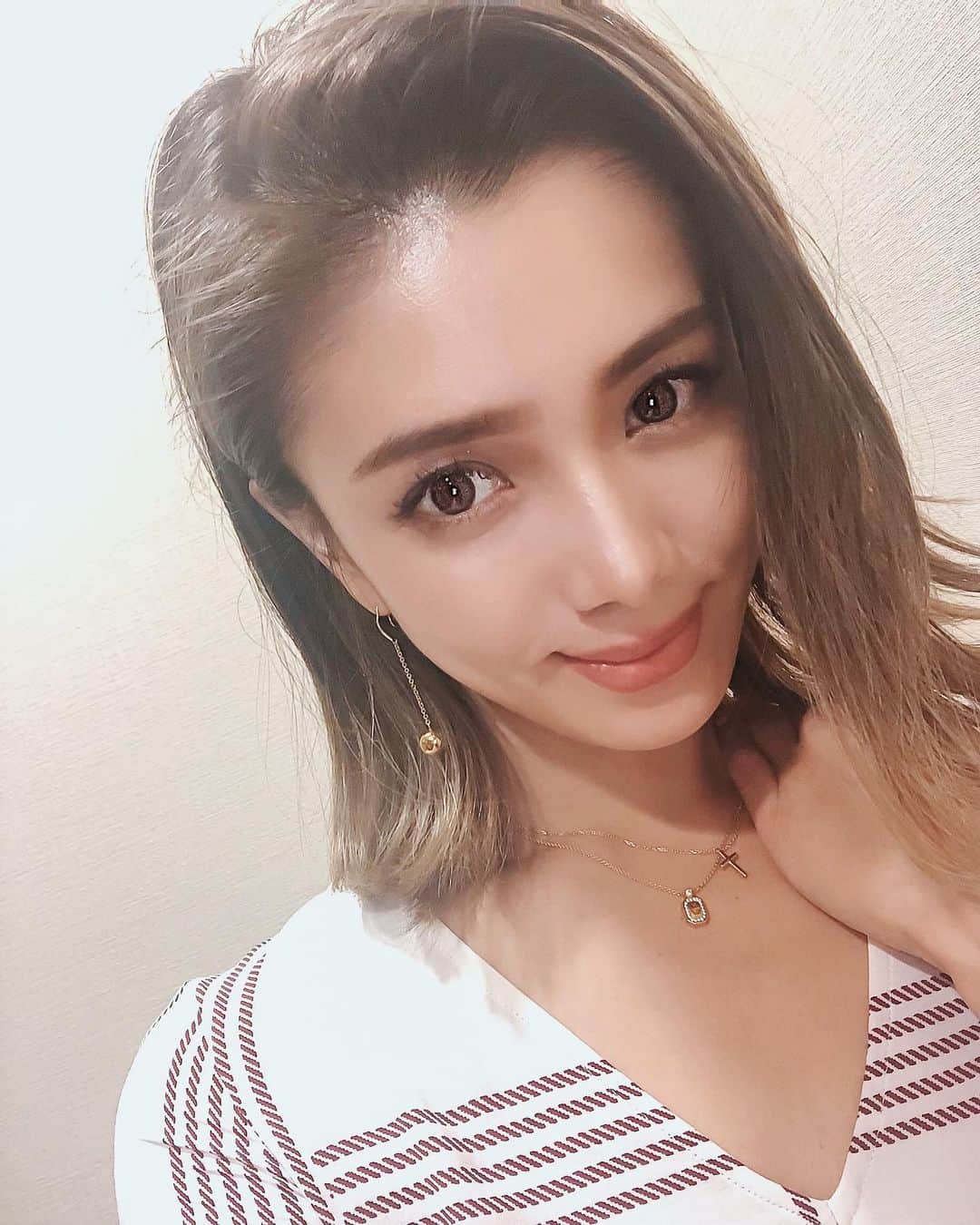 谷口紗耶香のインスタグラム：「Happy Saturday🔥♥️ 皆んな　よい　週末を🤘🏽 ・ 髪切ったら 色々と私服のコーディネートの幅が広がったかな❣️ ・ 今日はどこ行こうかなぁ〜👋🏽👀 #instamodel#instaootd#ootd#model#japanesemodel#sayakataniguchi#shooting#kawaii#girl#mama#instafashion#japanese#today#cute#拍照#可爱#今天的衣服#谷口紗耶香#时尚#패션#귀엽다#일본인#촬영#親バカ部#ママリ#ママコーデ#ファッション」