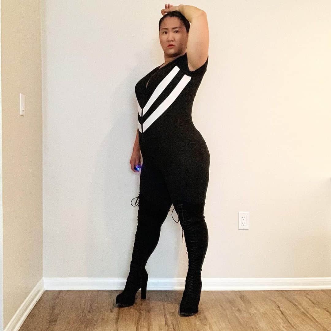 藤井美穂のインスタグラム：「How I turn TV on and seduce my man at same time. #netflixandchill  @sheinofficial @sheincurve #SHEIN#SHEINgals Search ID: 801457 http://shein.top/i01p71g」