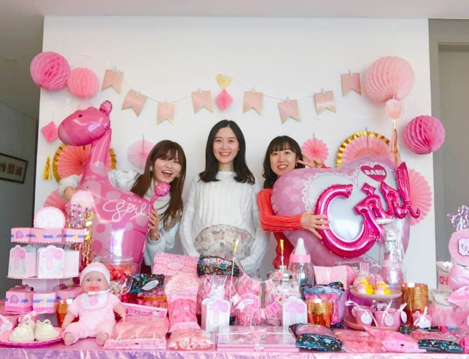 のインスタグラム：「.﻿ ダイアナの家で﻿ ベイビーシャワー（出産前のお祝い）👶💕﻿ ﻿ アメリカ生まれのダイアナなので﻿ お祝いもアメリカンスタイル！笑﻿ ﻿ ベイビーシャワーって聞き馴染みなかったけど﻿ アメリカでは出産前に行われるイベントらしい！﻿ ﻿ 飾り付け凄すぎたけど﻿ すごく可愛いデコレーションだった😍✨﻿ ﻿ ♡﻿ #ベイビーシャワー #ベイビーシャワーパーティー  #babyshower #토기모치 #とぎもちkorea #とぎもち」