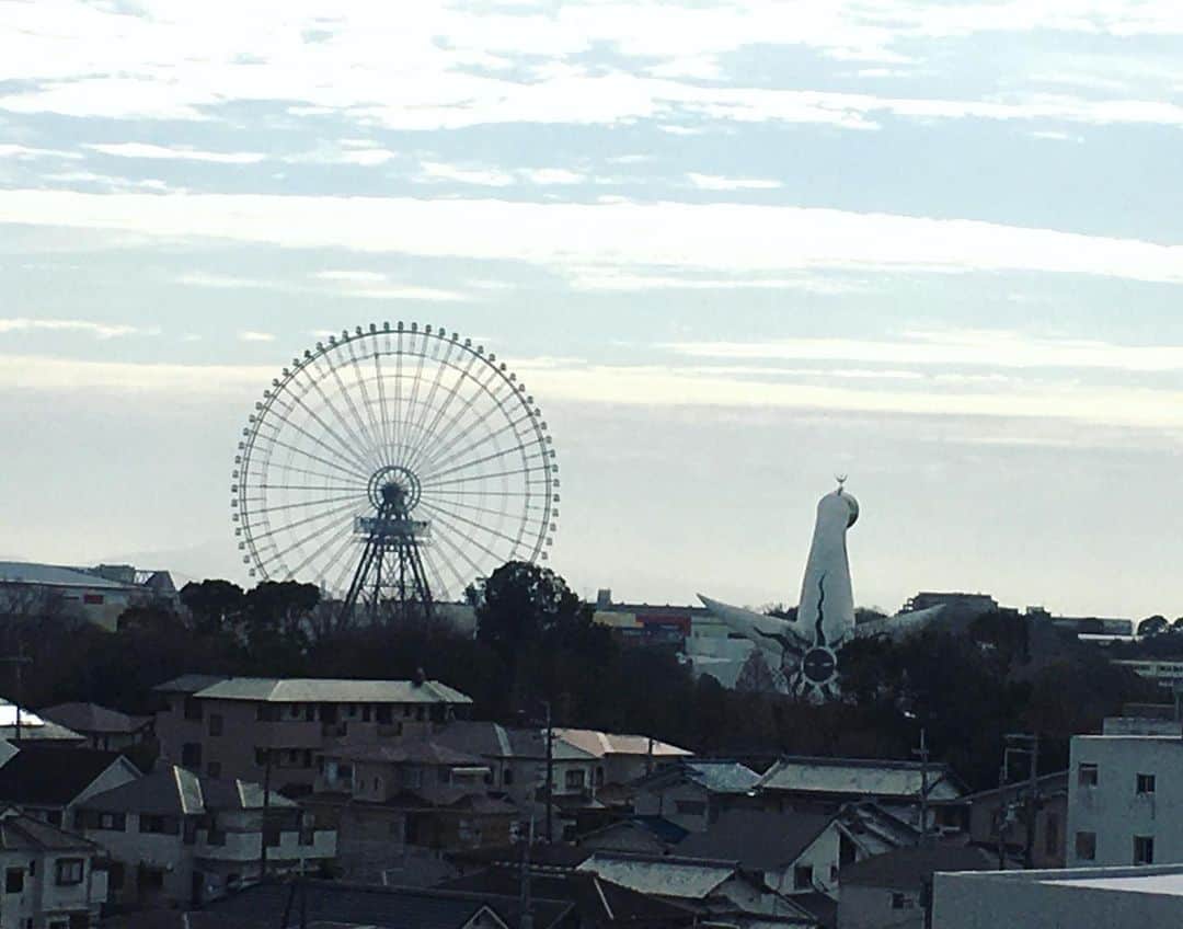 六車奈々さんのインスタグラム写真 - (六車奈々Instagram)「昨日は、仕事終わりでお泊まり。 私が大阪で仕事をしていたときにお世話になった方のお家。  夜は美味しいお鍋を頂き、夜中まで語り、太陽の塔の後ろ姿を見ながら朝を迎えました^ - ^  楽しかった！  #太陽の塔後ろ姿 #お泊まり #楽しかった」1月25日 11時58分 - nanarokusha