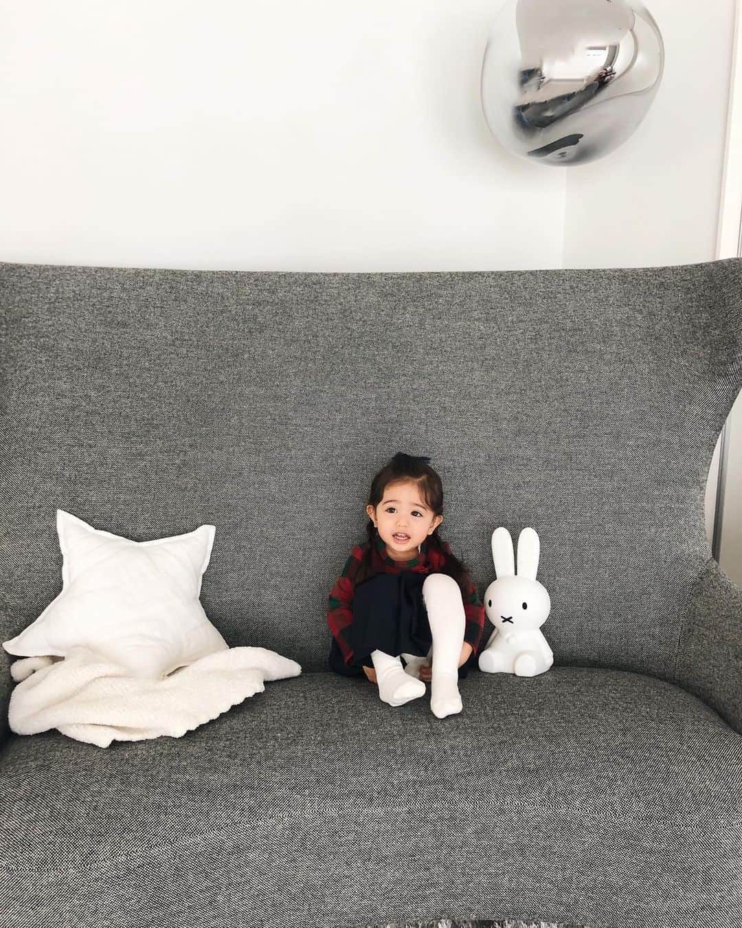 大橋菜央さんのインスタグラム写真 - (大橋菜央Instagram)「Mia’s new friend🐰 . . . Miaの新しいお友達🤍 “Miffy“ . @cunaselect で見つけたFirst Lightはシリーズはコードレスでふにゃっと柔らかなシリコン素材 . もはやライトというよりぬいぐるみ🐰♡ お風呂やお出かけにまで持って行こうとするほど😂 . 調光で柔らかい光にもできるので 赤ちゃんが生まれたら夜は私の授乳のお供として活躍してもらおうと思います🥱♡ . . . #cunaselect #cunaselectlife #クーナセレクト #クーナセレクトライフ #miffy #miffyfirstlight #コードレスライト #ベビーグッズ  #1歳11ヶ月 #生後23ヶ月 #たれ目 #たれ眉 #miababyliving」1月25日 11時59分 - naoliving