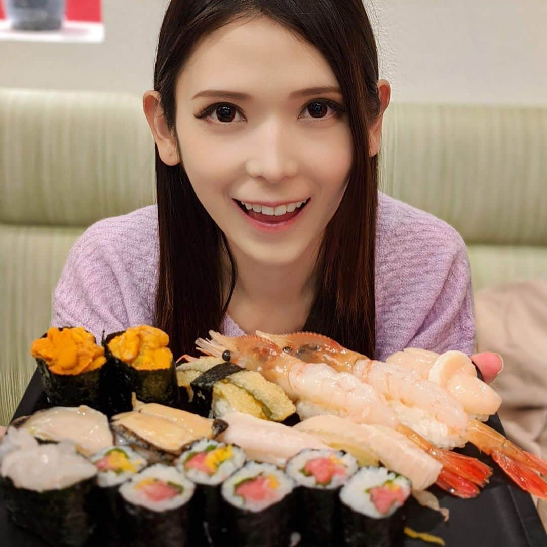 大見さなえさんのインスタグラム写真 - (大見さなえInstagram)「あの名物社長のお寿司屋☺️🍣﻿ 六本木『#すしざんまい 』﻿ (写真手前の巻き寿司にもぼかしかかってた😅)﻿ ﻿ 鮑、えんがわ、いくら、トロタク﻿や一品もので﻿ サザエの壺焼き、天ぷらの盛り合わせなども(*^^*)﻿ ﻿ 特に気に入ったのが、平目の昆布締め！！﻿ 食感よく昆布で旨味倍増してる🥺✨﻿ その他も中トロの脂のノリ具合﻿ 雲丹も甘く、ミョウバン臭くない上に﻿ ウニたっぷり乗ってた😍🍣🍣﻿ ﻿ 六本木口アビル前店は24時間営業で﻿ いつでもサクッと食べれて嬉しい🙆‍♀️✨﻿ ﻿ #すしざんまい六本木 #お寿司 #おすし﻿ #すし #スシ #sushi #めぐログ_六本木﻿ #六本木グルメ #トロタク #ボタン海老﻿ #ウニ #雲丹 #帆立 #握り #pixelで撮影」1月25日 11時59分 - tabe_megumi