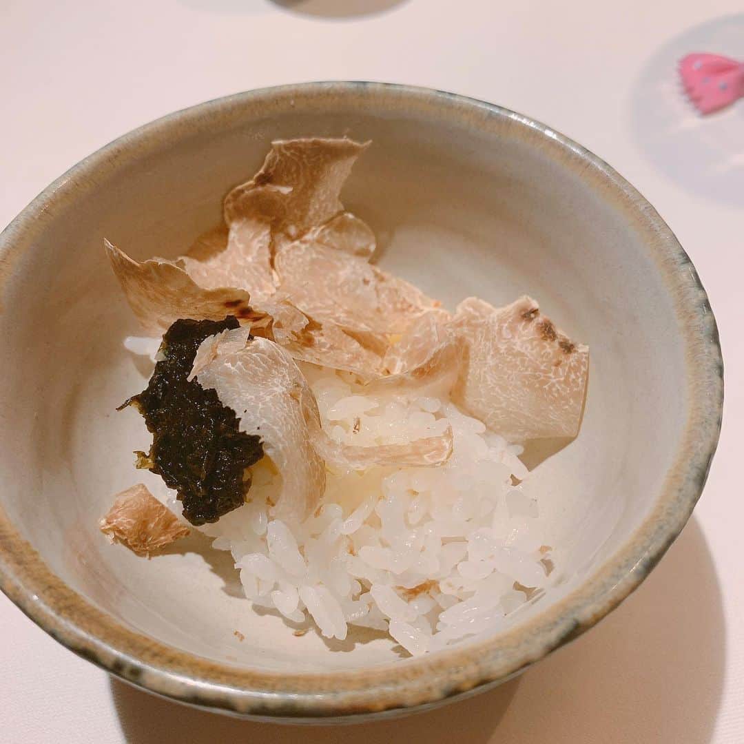 和泉佳子さんのインスタグラム写真 - (和泉佳子Instagram)「西麻布の「マルゴット エ バッチャーレ」で白トリュフ女子会🥂 . マルゴットといえば、トリュフ💗 なんとか白トリュフに間に合いました🙆‍♀️💕 . しかも、大きくて香り高い白トリュフ✨ 食する前から香りだけでワクワク😍 . 久しぶりにいただいた加山シェフのお料理は、より進化して、洗練されて、そして、やっぱり安定の美味しさで、最初から最後まで、口福に包まれた幸せなひとときでした💗 . . . #和泉佳子 #25ans #ヴァンサンカン  #エレブロガー  #白トリュフ #女子会 #マルゴット #西麻布 #加山賢太　シェフ」1月25日 12時03分 - yoshiko_izumi