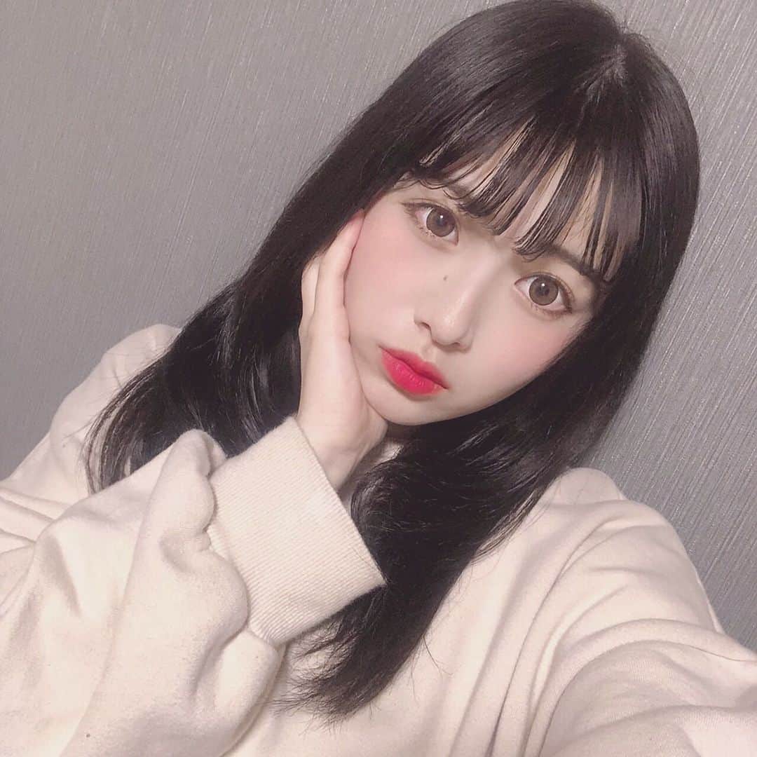 青木菜花のインスタグラム：「.﻿ .﻿ キングダム ツーステップマスカラ WP チェリーブラウンを頂いたので使ってみたよ🥰🥰﻿ ﻿ マスカラとアイライナーは茶色って決めてるから色が凄く可愛いかったし自まつ毛短いんだけどのびてボリュームもでるし助かる〜〜😭﻿ ﻿ しかもマスカラにカールキープ下地もついてるからこれ一本ですむから便利だなあって！😳✨﻿ ﻿ YouTubeでこのマスカラを使ったメイク動画も出してるからみんなみてね🐰🎀﻿ .﻿ .﻿ #キングダムツーステップマスカラ #ブラウンマスカラ #つけま超え #マスカラ下地 #マスカラ #チェリーブラウン #PR #メイクアップ #メイク #メイク動画 #youtube」