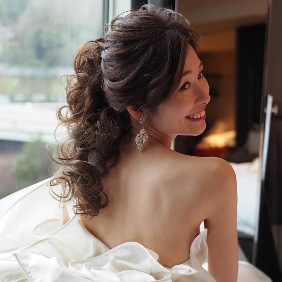 Tomoyo Kitamuraさんのインスタグラム写真 Tomoyo Kitamurainstagram 先日の花嫁様 ウィッグで長さを足したポニーテール ホテルニューオータニ 出張ブライダルヘアメイクご予約可能日 3月7 8日 4月4 5 11 12 18日 5月 6月13 14 21日 全国出張も可能です