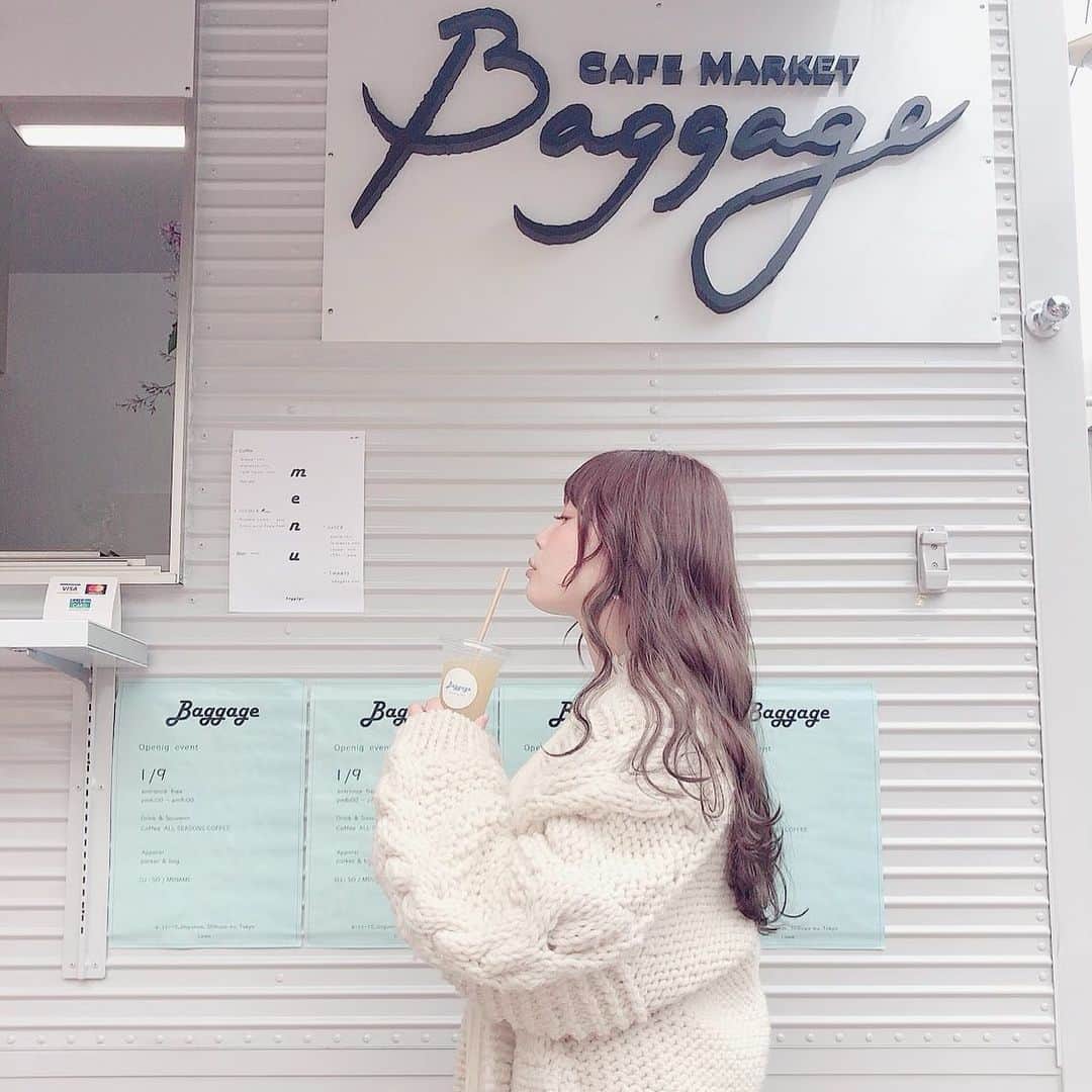 増田愛里菜のインスタグラム：「. お洒落なキッチンカー @baggage_cafemarket が表参道にオープンしたよ🚐🍹🍨🥤💕 . . . わたしがいつもお世話になってる【LOWE】 @nosekoji_lowe の下にあるの👀💡 . . LOWEで髪の毛切ってる時も注文できるし、もちろんキッチンカーだけの利用も〜🙆‍♀️🍳🥤♡ . . . こだわりのココアとラフランスジュースが本当に美味しくて💕 みんなにも是非飲んでみてほしい..🤤🍫💭 . . . 📍 @baggage_cafemarket 📍 @takenogrm . #baggage #baggagecafe #baggagecafemarket #juice #cocoa #food #foodie #gourmet #LOWE #表参道 #カフェ #東京カフェ #東京グルメ」