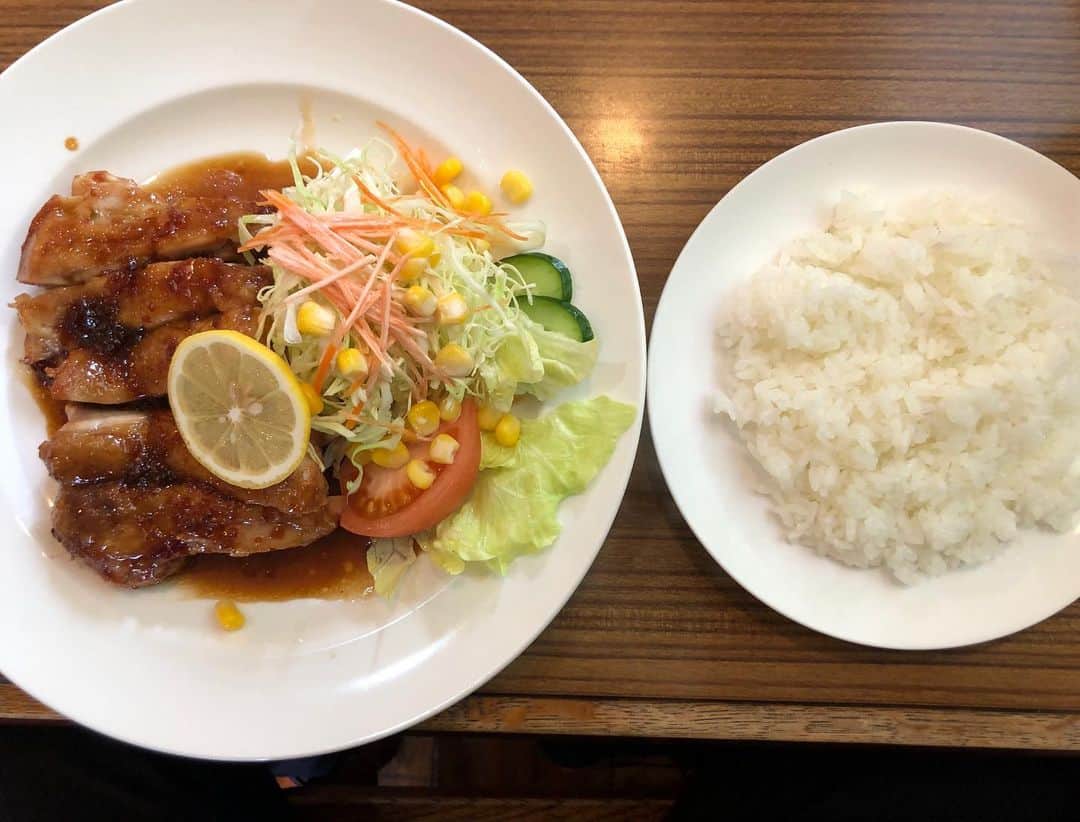のインスタグラム：「. 土曜日のお昼は、焼津市三和の  #ピコット へ  #ローストチキン にしました。  柔らかくて美味しい！  #井林ふらり」