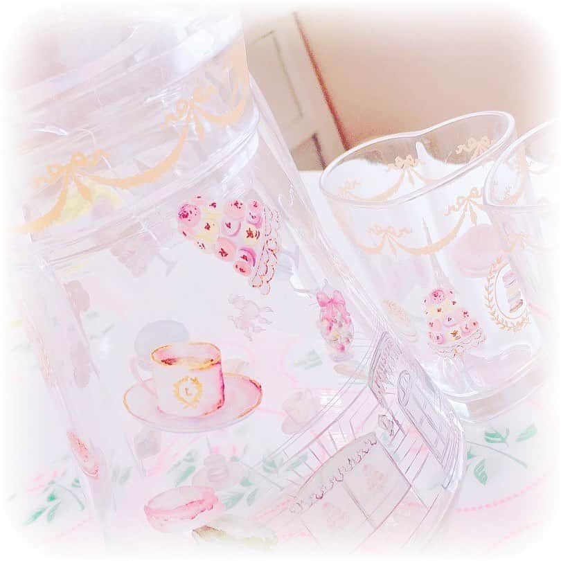 月宮まどかのインスタグラム：「. ガラスのピッチャーとハート形グラス🥂💕 . . #porcelarts #handmade #interior #interiordesign #porcelartslesson #sweets #cute #ポーセラーツ #ハンドメイド #転写紙 #猫 #ピンク好きな人と繋がりたい #かわいい #インテリア #フランフラン #リボン #ケーキ」