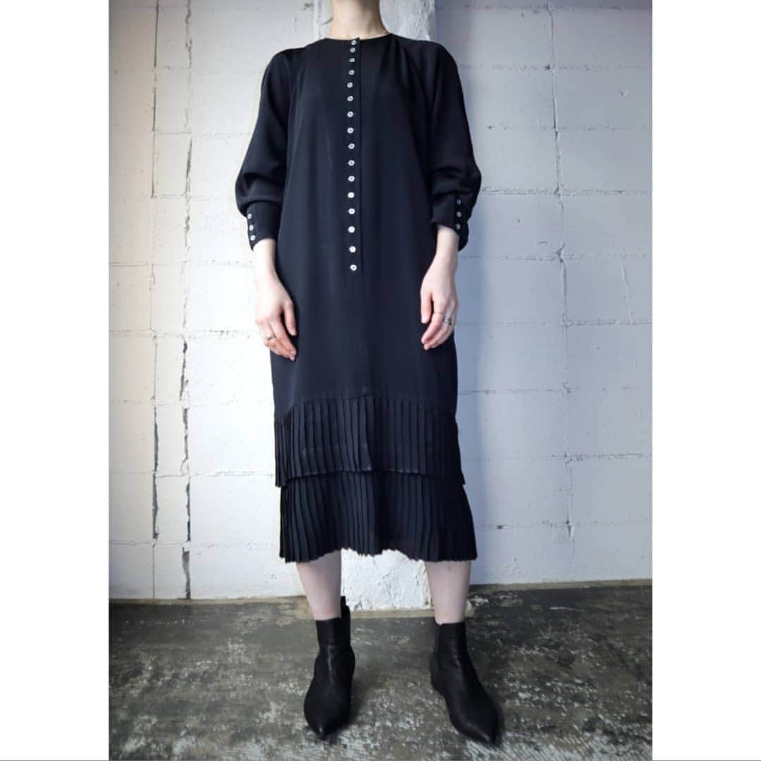 吉祥寺 古着屋 Orfeoのインスタグラム：「Pleated Hem Many Button Dress  #orfeo #kichijoji #tokyo #vintage #used #fashion #coordinate #outfit  掲載商品のお問い合わせはメールにて承っております。コメント、DMでのお問い合わせは受け付けておりませんのでご了承ください。」