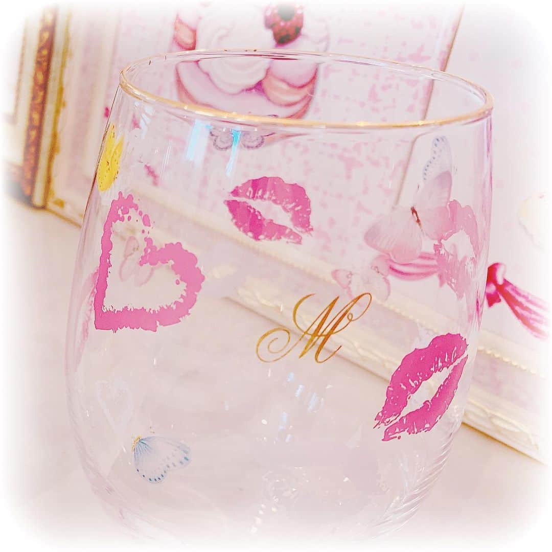 月宮まどかのインスタグラム：「. . ガラスのイニシャルグラス💋 . . #porcelarts #handmade #interior #interiordesign #porcelartslesson #sweets #cute #ポーセラーツ #ハンドメイド #転写紙 #猫 #ピンク好きな人と繋がりたい #かわいい #インテリア #フランフラン #リボン #ケーキ」