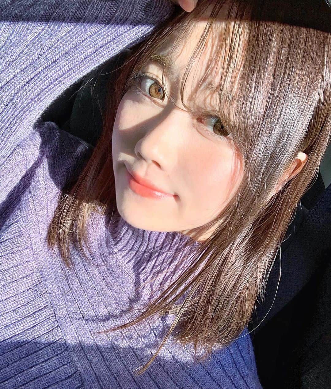 のインスタグラム：「家族でドライブ中🚗♪ 日差しが気持ち良い…☺️💓⠀ ⠀ 最近髪の色が抜けて明るくなってきたから、カラコンもオレンジ系ブラウンを♪ エンチュールのアリスです🥰 光が当たると透け感が出てキレイ〜♡ 自然なカラーなんだけど少し明るさがあるだけで目の印象ってだいぶ変わるよね✨⠀ ⠀ そにしても前髪伸びたなぁ🙄 このくらいになるとこのまま伸ばしてセンターにしたくなるんだけど、いつも途中で心折れて切っちゃう😂 後ろ髪も久しぶりに頑張って伸ばしてるけど、すでにボブにしたい衝動で震えてる。笑 髪型迷子だわ🥺 ・ ・ ・ #ドライブ#エンチュール#カラコン#emtulle#カラコンレポ#マーキュリーデュオ#mercuryduo ⠀」