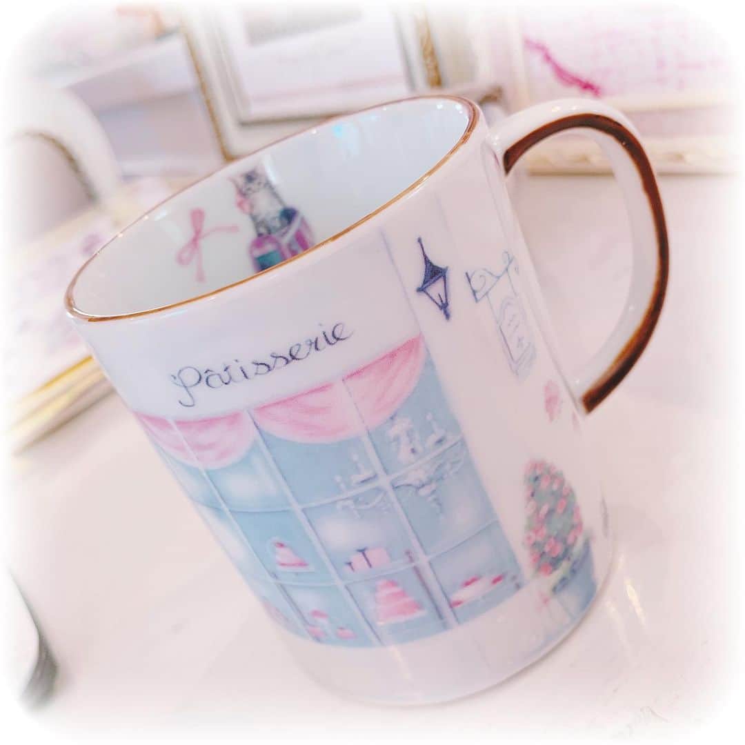 月宮まどかのインスタグラム：「. 母の日にプレゼントした マグカップ☕️🌸 . . #porcelarts #handmade #interior #interiordesign #porcelartslesson #sweets #cute #ポーセラーツ #ハンドメイド #転写紙 #猫 #ピンク好きな人と繋がりたい #かわいい #インテリア #フランフラン #リボン #猫好きさんと繋がりたい #猫皿 #手作り #習い事」