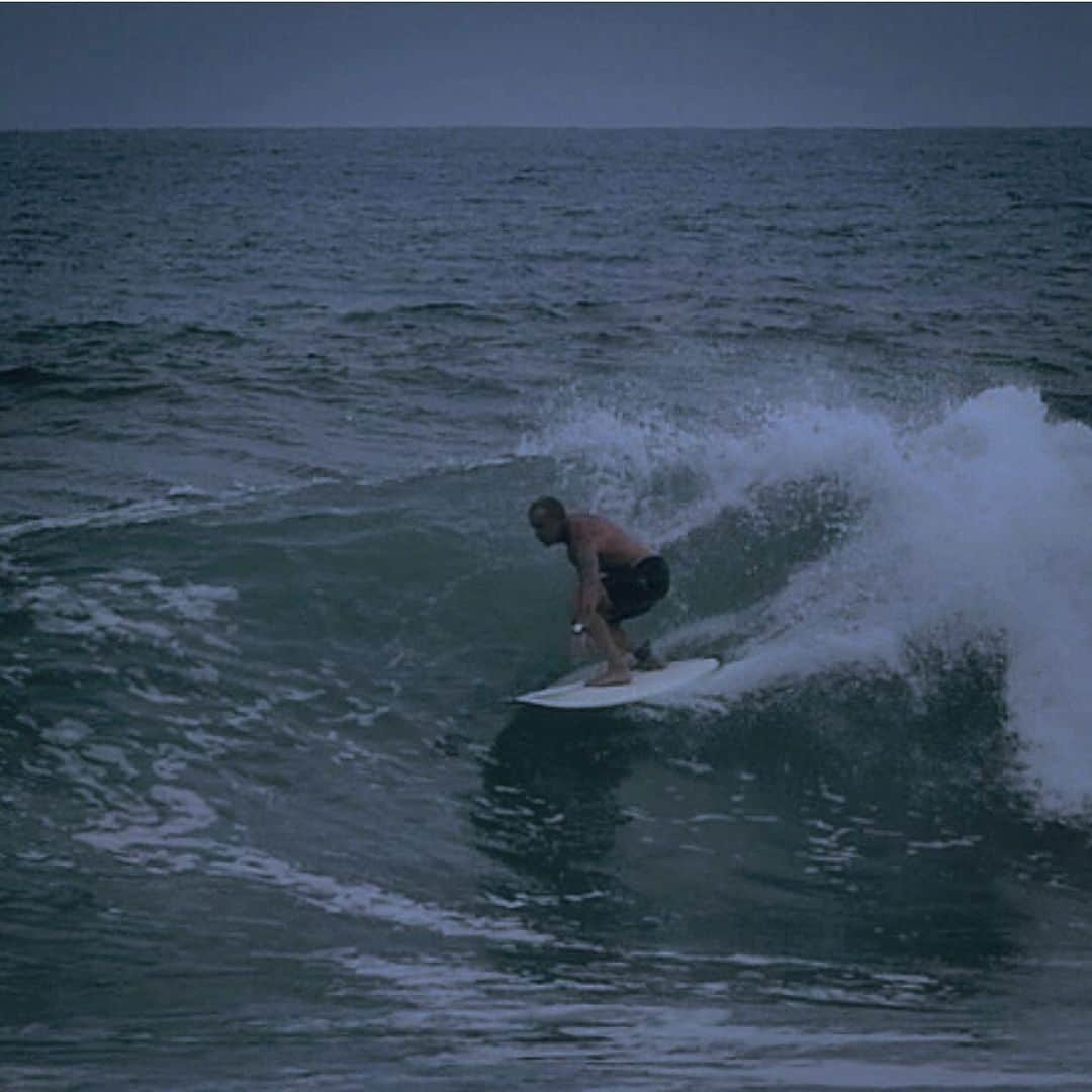 ドミニク・パーセルさんのインスタグラム写真 - (ドミニク・パーセルInstagram)「See ya soon lads.🍺 #surf #peace #crusin」1月25日 12時45分 - dominicpurcell