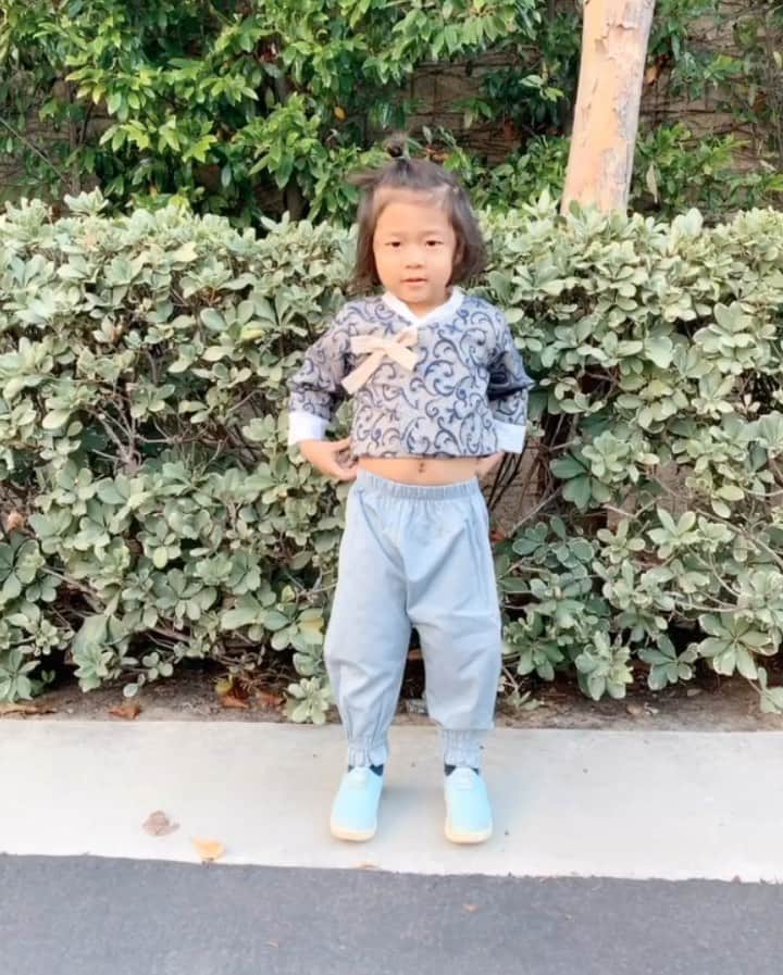 高木りなのインスタグラム：「새해 복 많이 받으세요!! 시누이가 2년전 주신 한복입고 새해 인사를 드려요🐒 배가...🙈 이 한복 이제 둘째용이다...ㅋㅋ 설 잘 보내세요~! 韓国は今日が旧正月。 シヌイ(義姉)がくれたバンボッ(韓服)着て、 韓国語で新年のご挨拶🐒✨ セヘボッマニパドュセヨー。 #完全にサイズアウト #腹冷えるで . #happylunarnewyear #happynewyear #2020 #새해복많이받으세요 #설날 #새해인사 #아들 #旧正月#韓服#新年のご挨拶」