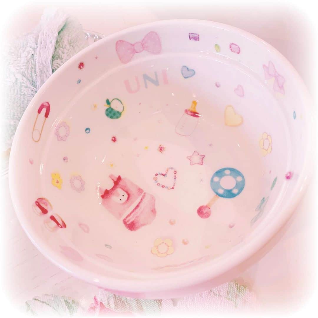 月宮まどかのインスタグラム：「. 愛猫うに専用のお皿🐾 . . #porcelarts #handmade #interior #interiordesign #porcelartslesson #sweets #cute #ポーセラーツ #ハンドメイド #転写紙 #猫 #ピンク好きな人と繋がりたい #かわいい #インテリア #フランフラン #リボン #猫好きさんと繋がりたい #猫皿 #手作り #習い事」