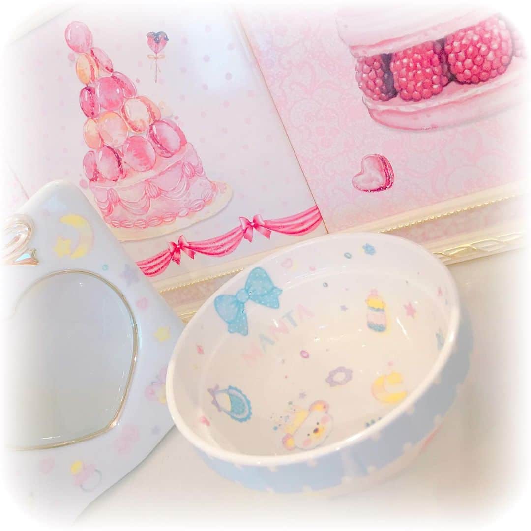 月宮まどかのインスタグラム：「. 愛猫まんた専用のお皿🐾 . . #porcelarts #handmade #interior #interiordesign #porcelartslesson #sweets #cute #ポーセラーツ #ハンドメイド #転写紙 #猫 #ピンク好きな人と繋がりたい #かわいい #インテリア #フランフラン #リボン #猫好きさんと繋がりたい #猫皿 #手作り #習い事」
