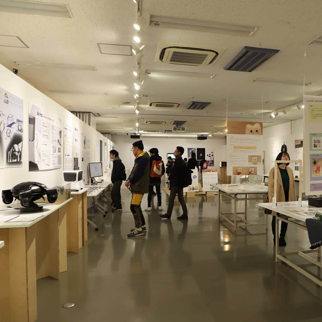 東京造形大学 Tokyo Zokei Universityさんのインスタグラム写真 - (東京造形大学 Tokyo Zokei UniversityInstagram)「_ 【ZOKEI展の様子vol.3】 東京造形大学ZOKEI展（卒展）、2日目を迎えました！ 今回は絵画、インダストリアルデザインの様子をお届けします！ ・ 開催期間：1/24（金）・25（土）・26（日）10：00～17：00 開催場所：東京造形大学 ・ #東京造形大学 #デザイン #美術 #アート #美術大学 #美大 #大学 #卒業制作 #修士制作 #卒展 #卒業制作展 #ZOKEI展 #展覧会 #作品 #tokyozokeiuniversity #design #art #exhibition #graduationwork」1月25日 12時47分 - tokyo_zokei_univ_official