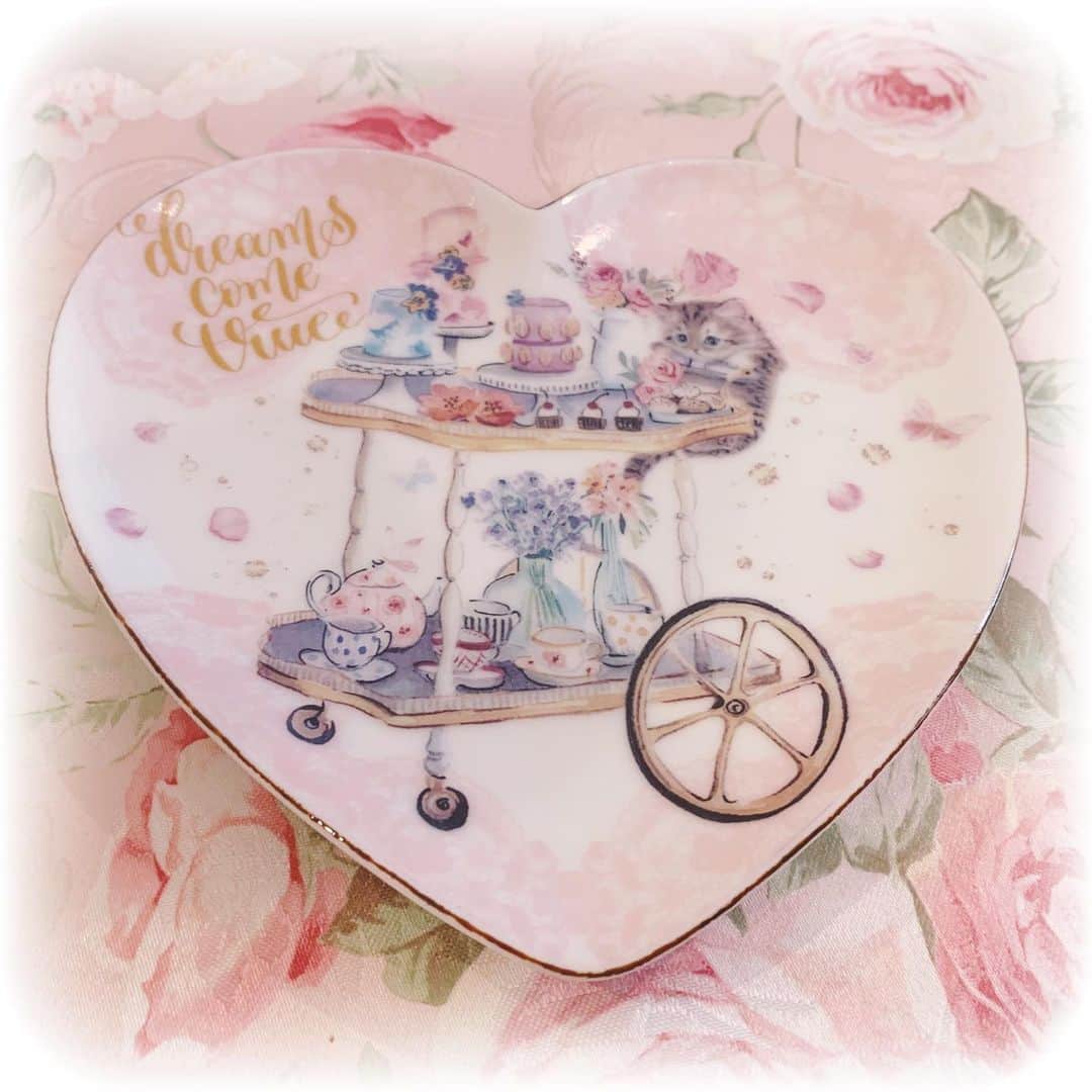 月宮まどかのインスタグラム：「. いちばん新しい作品🐱🎀 . ハート形のプレート🍽 . #porcelarts #handmade #interior #interiordesign #porcelartslesson #sweets #cute #ポーセラーツ #ハンドメイド #転写紙 #猫 #ピンク好きな人と繋がりたい #かわいい #インテリア #フランフラン #リボン #猫好きさんと繋がりたい #猫皿 #手作り #習い事 #お皿 #飾り皿」