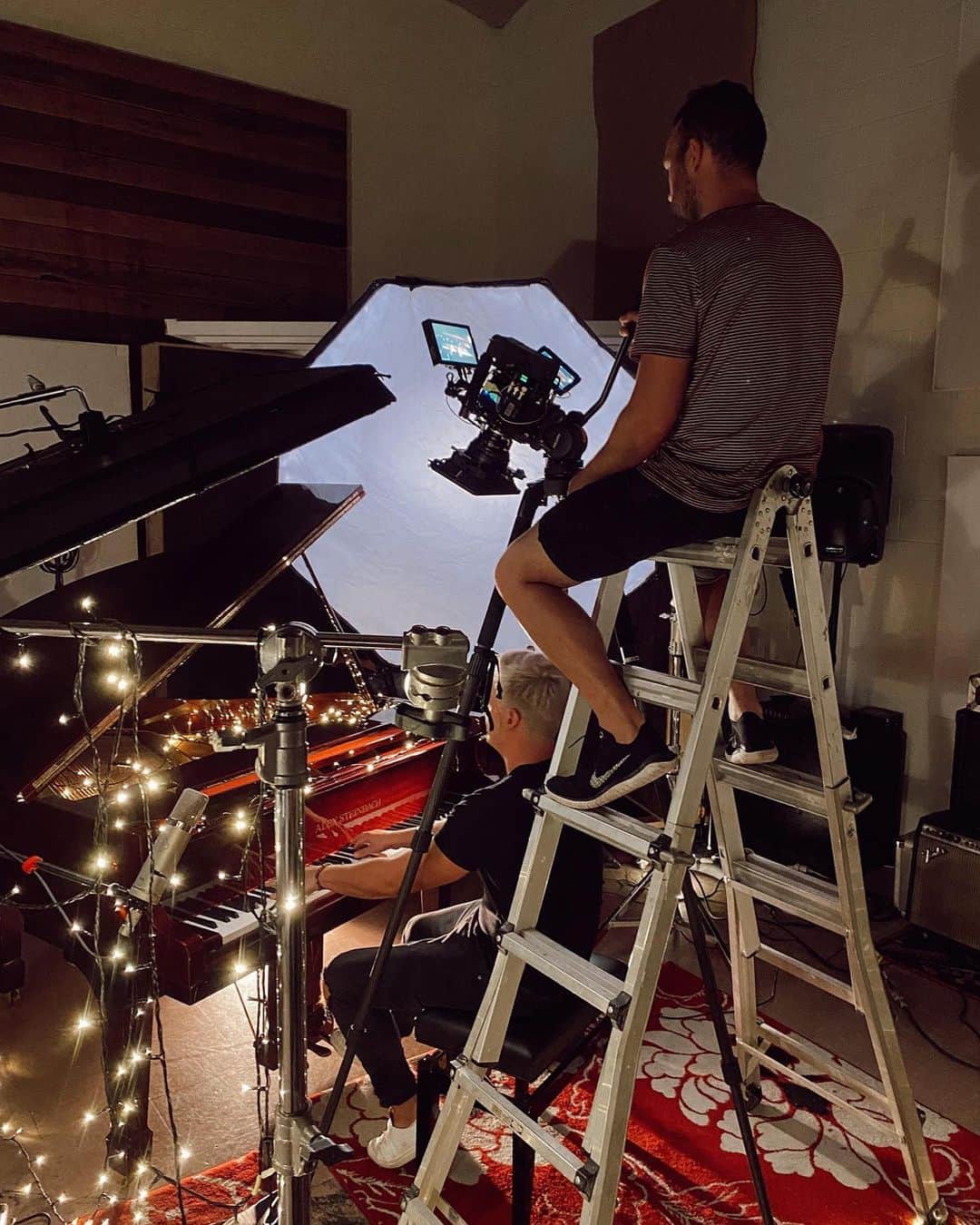シェパードのインスタグラム：「BTS of the fantastic crew involved for our latest release - Phoenix.」