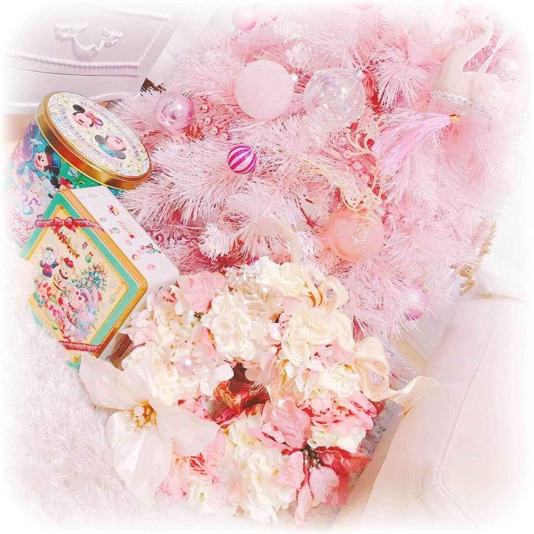 月宮まどかのインスタグラム：「. 去年作ったリース🎄💕 . #porcelarts #handmade #interior #interiordesign #porcelartslesson #sweets #cute #ポーセラーツ #ハンドメイド #転写紙 #猫 #ピンク好きな人と繋がりたい #かわいい #インテリア #フランフラン #リボン #猫好きさんと繋がりたい #リース #手作り #習い事」