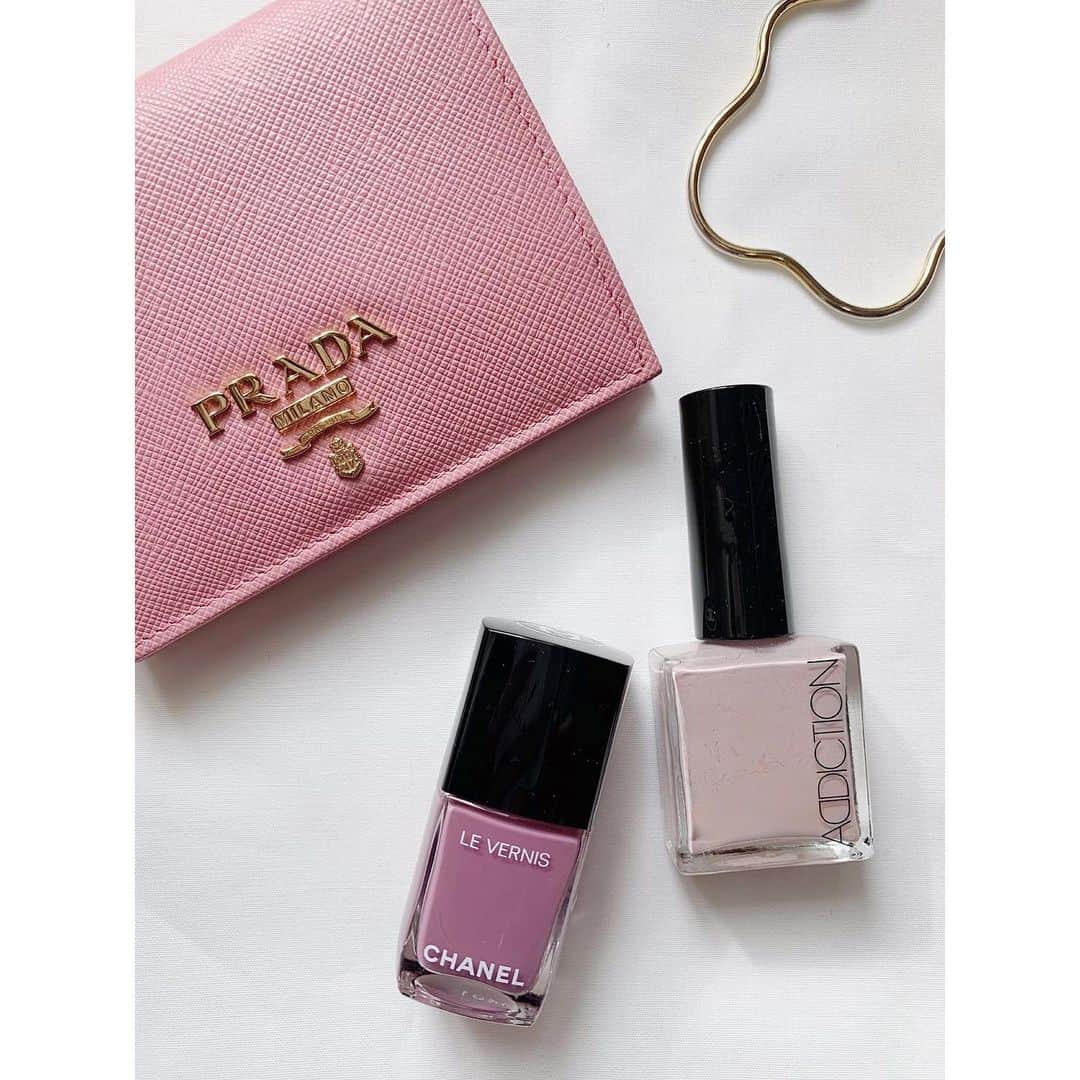のインスタグラム：「💓💓💓﻿ ﻿ pinkってかわいいね🤤﻿ グレイッシュでくすんだピンクが好き♡﻿ ﻿ ﻿ #pink﻿ #wallet #prada﻿ #nailpolish #nailcolor﻿ #chanel #739 #mirage﻿ #addiction #047 #welovespace」