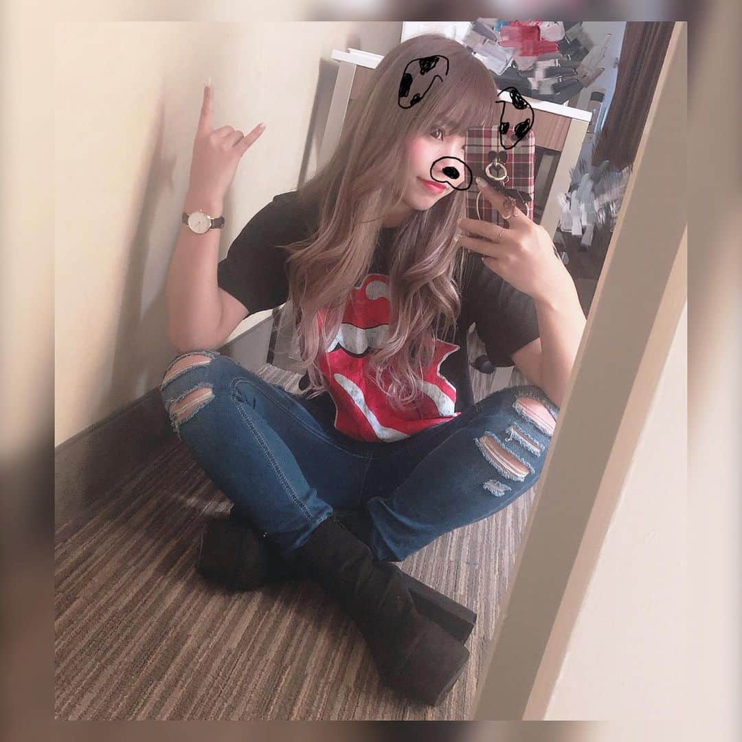 R!Nのインスタグラム：「Do you love Rock? 🤘  #rock #rocknroll #rollingstones #バンT #バンtコーデ #Aldious #アルディアス #aldiousrin #ringemie」