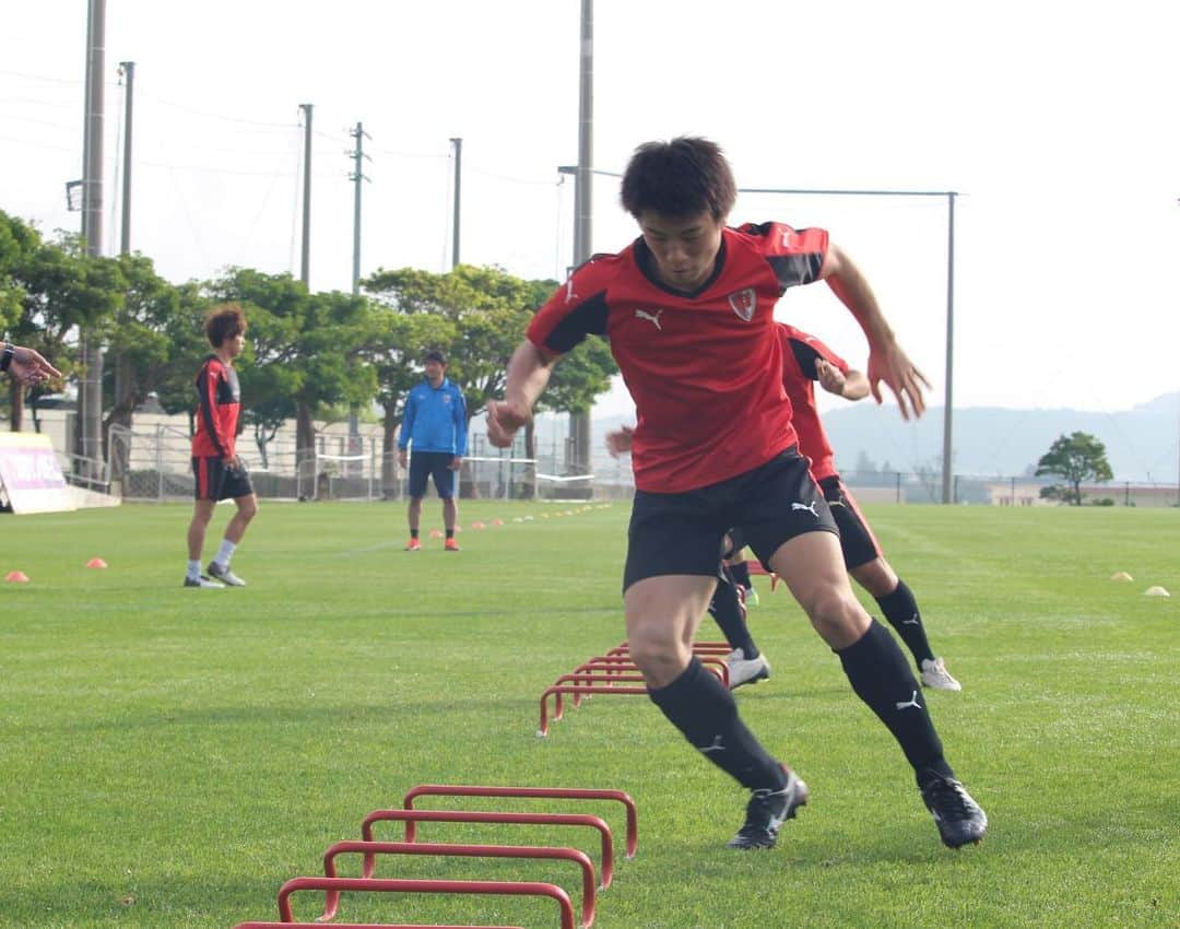 京都サンガF.C.さんのインスタグラム写真 - (京都サンガF.C.Instagram)「本日の練習の模様📸をお届け‼️ 午後は15時30分より、#東風平運動公園サッカー場 で地元の中学生を対象にサッカー教室⚽️ #沖縄キャンプ #魅せようKYOTOの一体感 #sanga #京都サンガ #闘紫 #TEAM京都 #石櫃洋祐 #野田隆之介 #上夷克典 #麻田将吾 #加藤順大 #清水圭介 #太田岳志 #若原智哉 #宮城雅史 #川﨑颯太」1月25日 13時00分 - kyotosanga_official