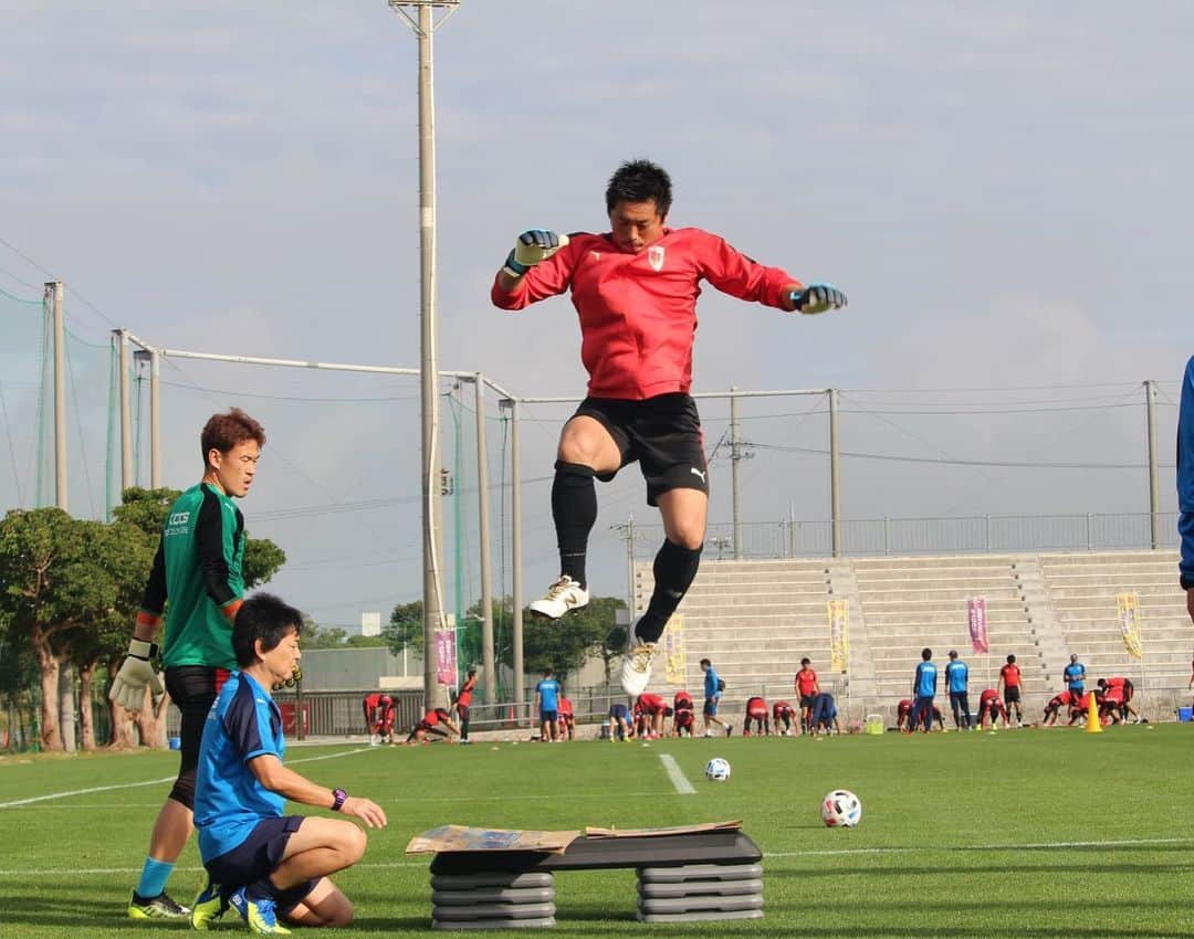 京都サンガF.C.さんのインスタグラム写真 - (京都サンガF.C.Instagram)「本日の練習の模様📸をお届け‼️ 午後は15時30分より、#東風平運動公園サッカー場 で地元の中学生を対象にサッカー教室⚽️ #沖縄キャンプ #魅せようKYOTOの一体感 #sanga #京都サンガ #闘紫 #TEAM京都 #石櫃洋祐 #野田隆之介 #上夷克典 #麻田将吾 #加藤順大 #清水圭介 #太田岳志 #若原智哉 #宮城雅史 #川﨑颯太」1月25日 13時00分 - kyotosanga_official