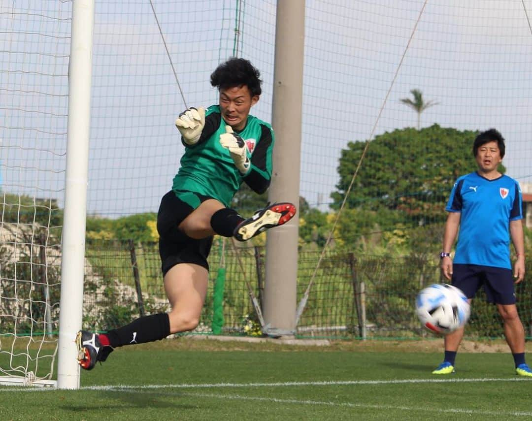 京都サンガF.C.さんのインスタグラム写真 - (京都サンガF.C.Instagram)「本日の練習の模様📸をお届け‼️ 午後は15時30分より、#東風平運動公園サッカー場 で地元の中学生を対象にサッカー教室⚽️ #沖縄キャンプ #魅せようKYOTOの一体感 #sanga #京都サンガ #闘紫 #TEAM京都 #石櫃洋祐 #野田隆之介 #上夷克典 #麻田将吾 #加藤順大 #清水圭介 #太田岳志 #若原智哉 #宮城雅史 #川﨑颯太」1月25日 13時00分 - kyotosanga_official