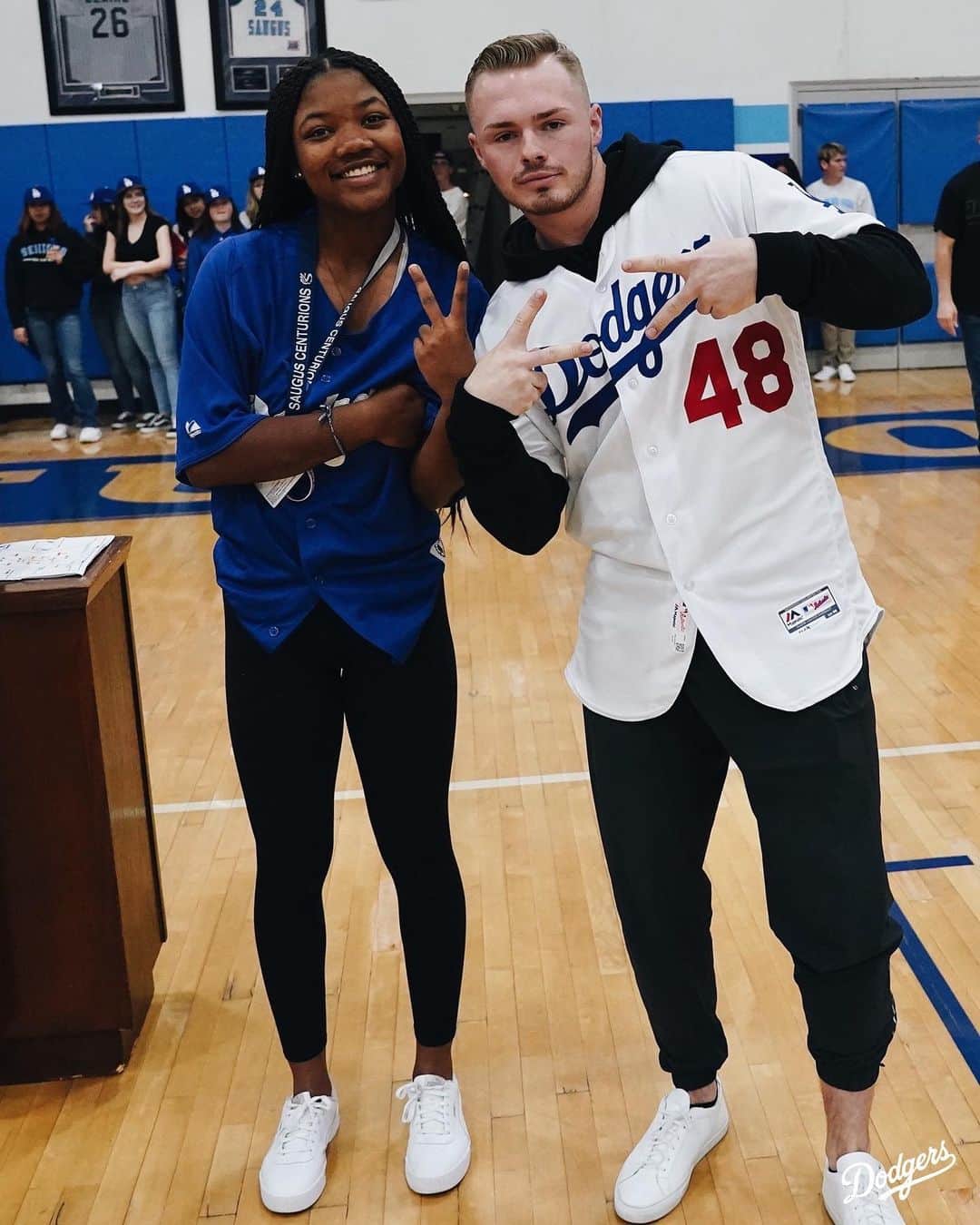 Los Angeles Dodgersさんのインスタグラム写真 - (Los Angeles DodgersInstagram)「‪The Dodgers made a surprise visit to Saugus High School, joining in on an all-school pep rally and visiting with first responders from November’s tragic shooting. #DodgersLoveLA ‬」1月25日 13時01分 - dodgers