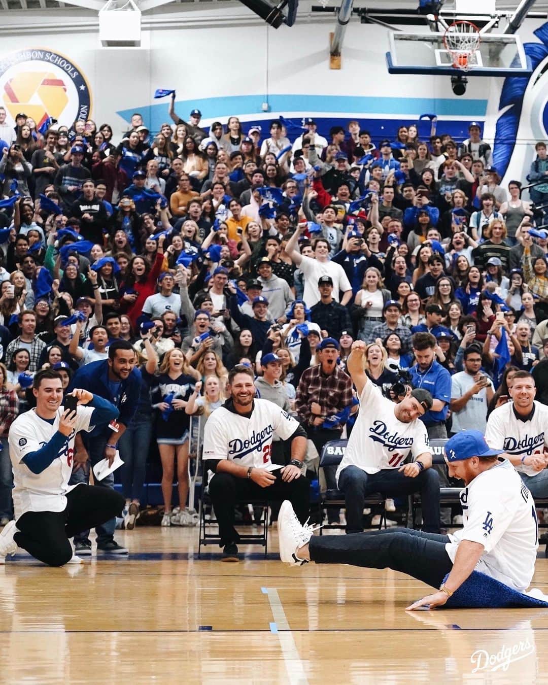 Los Angeles Dodgersさんのインスタグラム写真 - (Los Angeles DodgersInstagram)「‪The Dodgers made a surprise visit to Saugus High School, joining in on an all-school pep rally and visiting with first responders from November’s tragic shooting. #DodgersLoveLA ‬」1月25日 13時01分 - dodgers