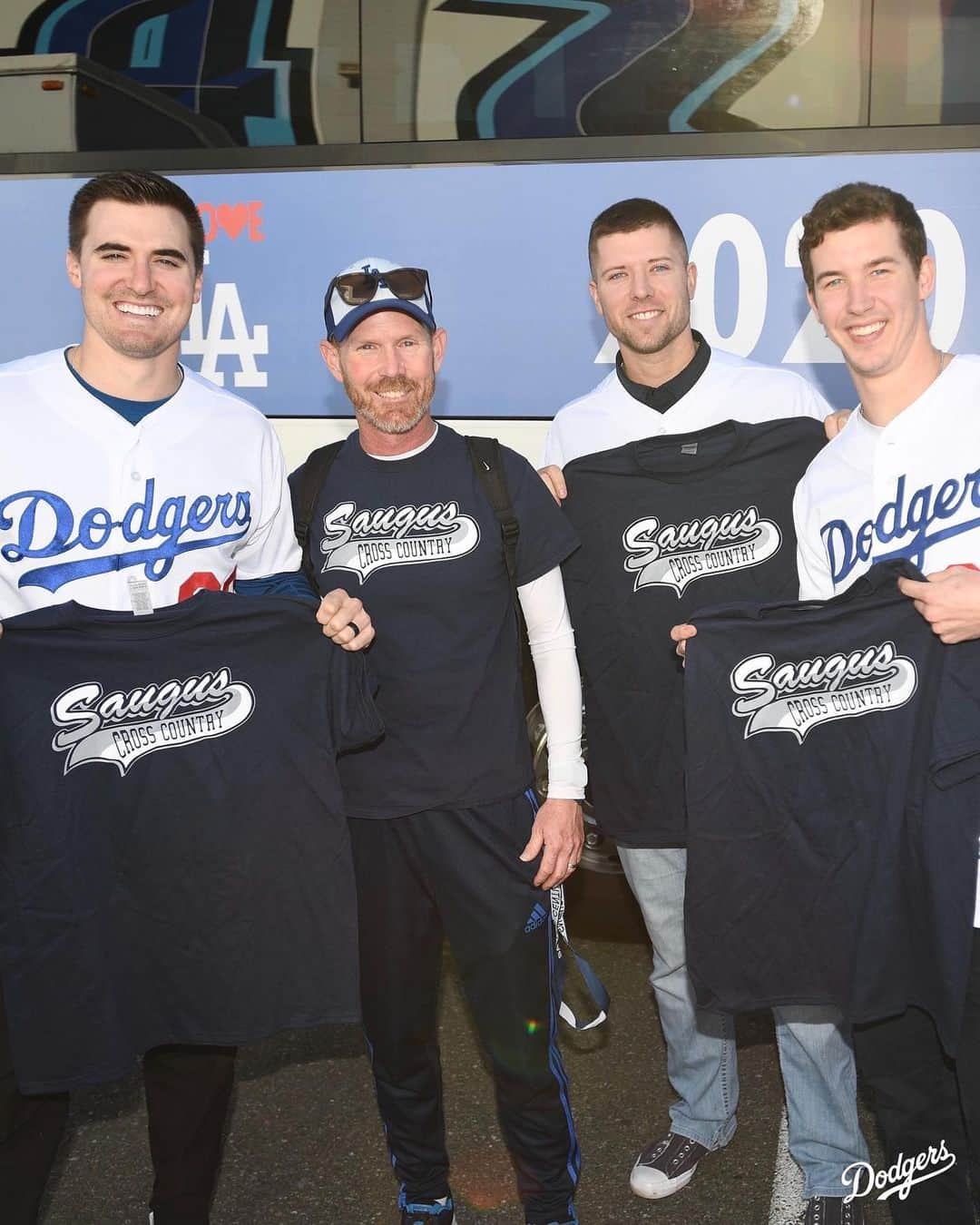 Los Angeles Dodgersさんのインスタグラム写真 - (Los Angeles DodgersInstagram)「‪The Dodgers made a surprise visit to Saugus High School, joining in on an all-school pep rally and visiting with first responders from November’s tragic shooting. #DodgersLoveLA ‬」1月25日 13時01分 - dodgers