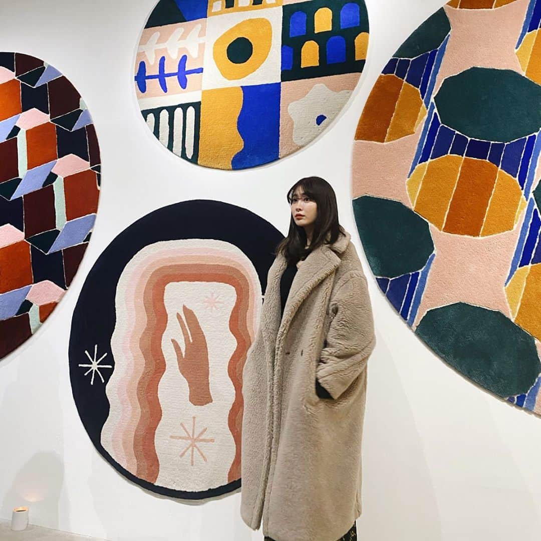 小嶋陽菜さんのインスタグラム写真 - (小嶋陽菜Instagram)「友達のけいすけ @keisukesyoda  の東京で初の個展に行ってきたよ👏今回は彼の作品が立体のラグで表現されているの。アートがぐっと身近に感じる。ラグを壁に飾るの可愛いな😌💭🧡」1月25日 13時10分 - nyanchan22