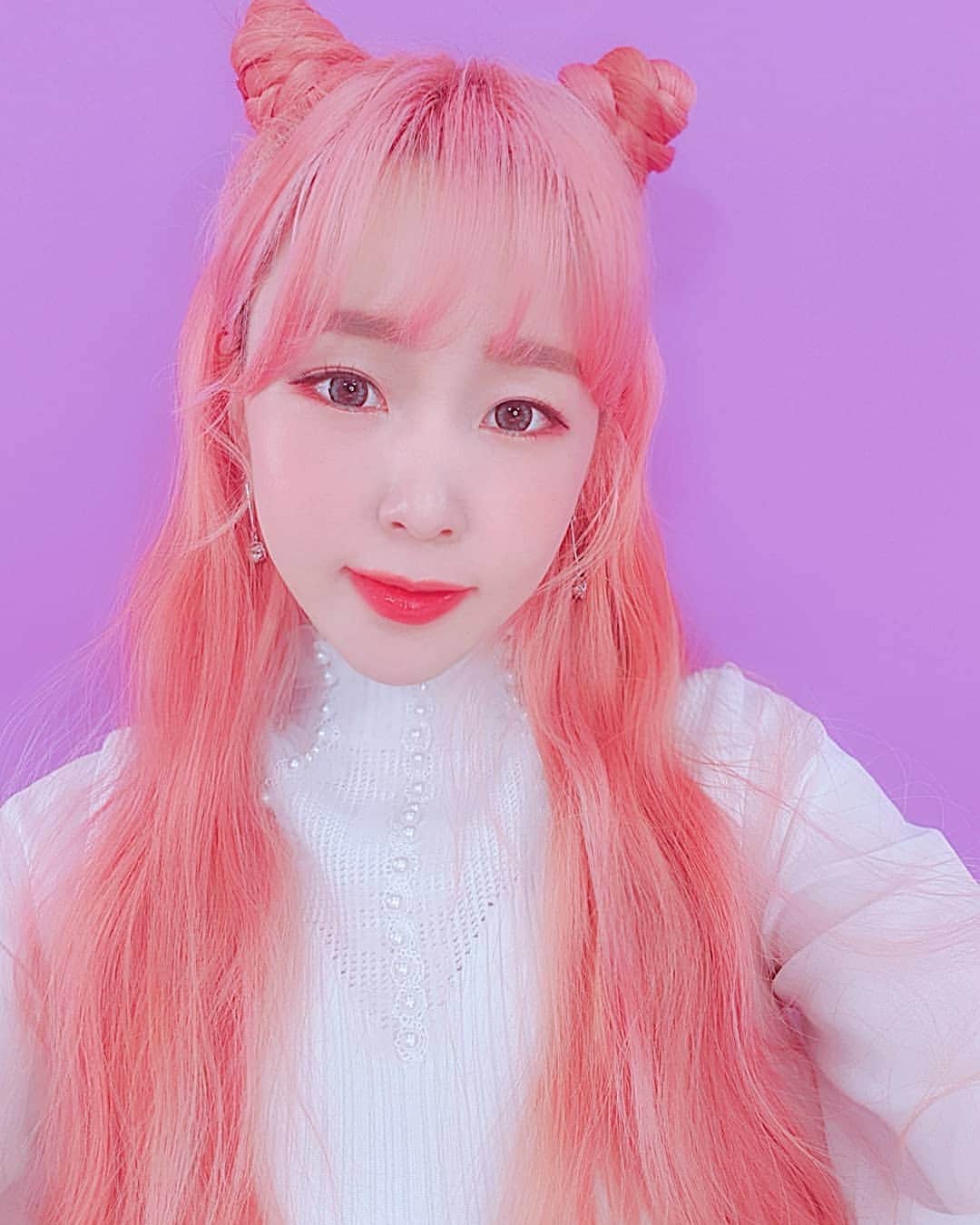 ウェイ のインスタグラム：「HAPPY LUNAR NEW YEAR🌙 즐거운 설날! 뜻깊은 연휴 보내세요⭐」