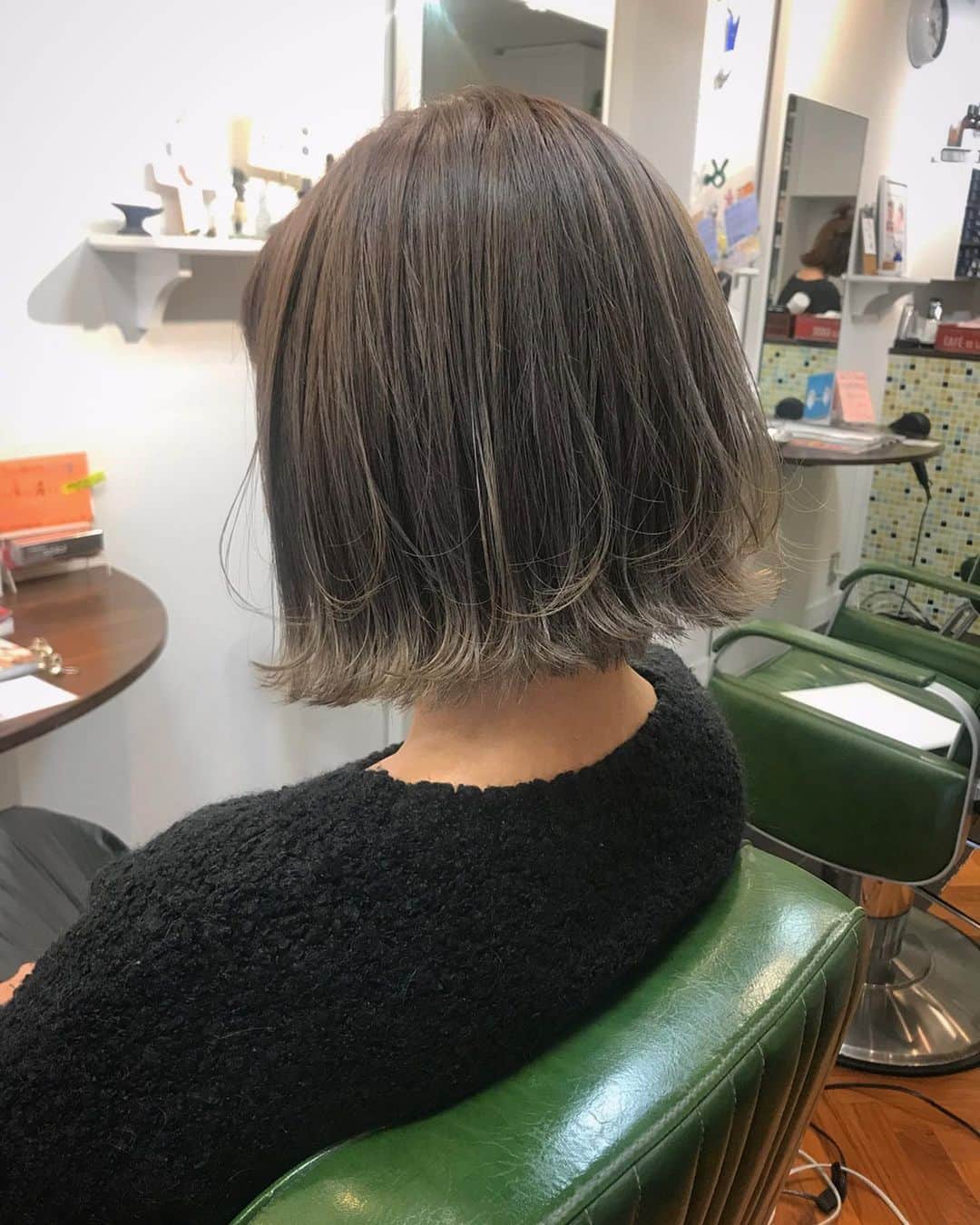 井上花実のインスタグラム：「ミルクティーベージュ☕️🍼 ブリーチ1回のダブルカラーです💫💫 color×2.cut.treatment / ¥18,800(+tax) 年末から予約が混み合っておりましたが、ようやくゆったりしてきました😌 1月、2月はご希望の時間帯をおとりしやすいですのでお電話ください☺️ ご予約の際にダブルカラーとお伝えいただいていない場合、ワンカラーではご希望の透明感が出せない場合がございます🙇‍♀️ : #ロンゴガール#ロンゴロンゴ#武雄美容室#武雄#武雄市#佐賀#佐賀美容室#ミルクティーベージュ #ベージュ #グラデーションカラー#外国人風#外国人風カラー#ハイライト #ミディアムヘア #ミルクティーグレージュ#ミルクティーカラー #hair#hairstyle#haircolor#fashion#ダブルカラー#ベージュカラー#ミディアム#アプリエ#アプリエカラー#イルミナ#イルミナカラー#武雄美容室ロンゴロンゴ」