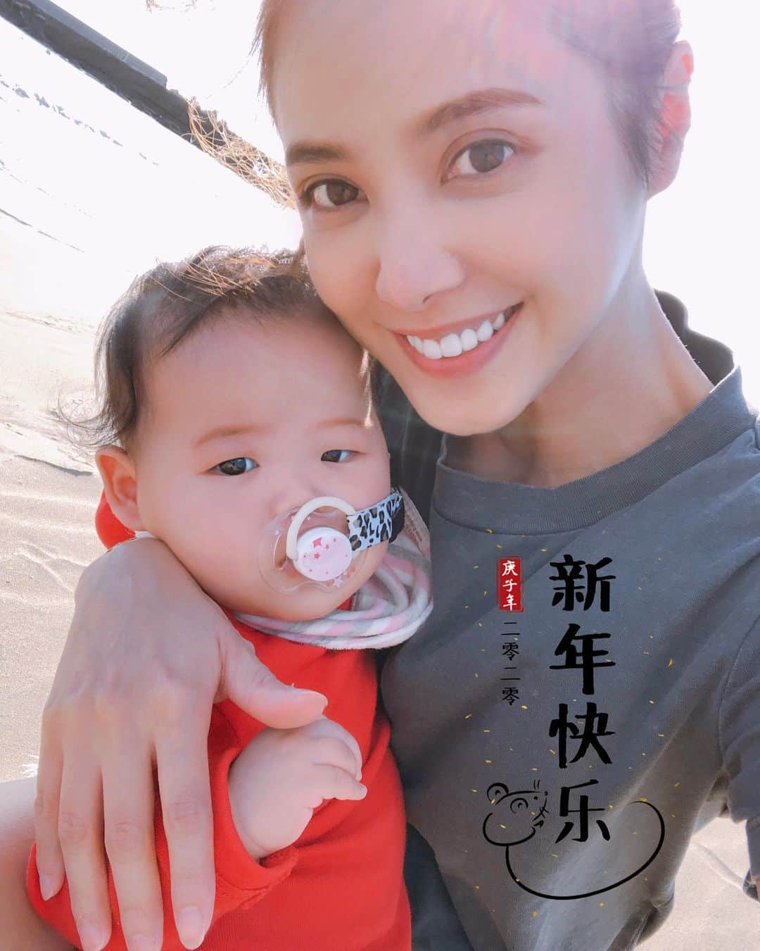 Miaのインスタグラム：「大年初一祝福大家新年快樂！ 鼠年數不完的幸運❤️ #鼠年行大運  #2020」