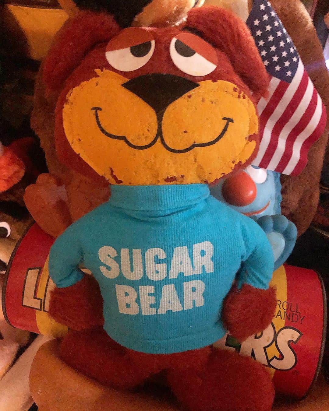 大川知英のインスタグラム：「70's General Foods cereal Suger Bear stuffed toy🇺🇸 持ってないとおもってたら奥のショーケース にもあるのが判明🧘🏼‍♂️また何年後かに 一緒の買うのかな🧸可愛いからいいのだ🧁 #genelalfoods#cerealsugerbear #stuffedtoy #70s#vintage#記憶の無さ #可愛いからいい#デカイやつ探し中 #amecajiboys #takatsubase #アメトイ部キャプテン」
