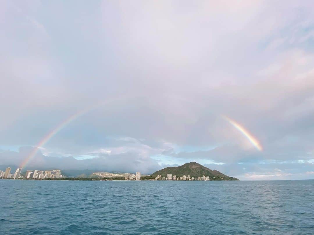 井村亜里香さんのインスタグラム写真 - (井村亜里香Instagram)「ハワイで虹を見ると またハワイに来ることができるという言葉があります🌈 今回のハワイ旅は1月の雨季の時期で どんよりな曇り空の中 虹のアーチを発見😳 ダイヤモンドヘッドを囲うように現れた虹に大感動。。。 またいつか行けますように願いを込めて🙏 ・ #waikiki#hawaii#hawaiitrip #waikikibeach#rainbow  #hawaiilove#travel#tripgram #arika_travel#beach  #ハワイ#ハワイ旅#女子旅#旅 #ワイキキビーチ#ワイキキ #虹の橋#虹#ワイキキ散歩  #海外旅行#レインボー」1月25日 13時21分 - arika_imura