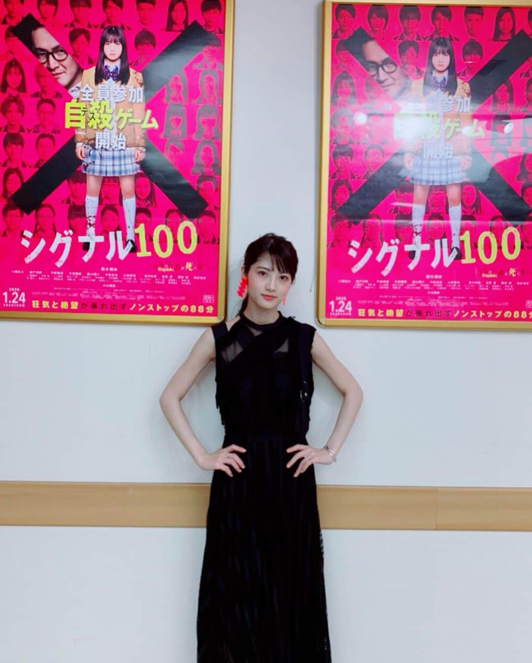 若月佑美さんのインスタグラム写真 - (若月佑美Instagram)「. 映画 シグナル100 初日舞台挨拶がありました! black & pink のdress code とても素敵な仲間に出会えました 橋本環奈氏が主演で最高に良かった . #映画  #シグナル100 #若月佑美」1月25日 13時25分 - yumi_wakatsuki_official
