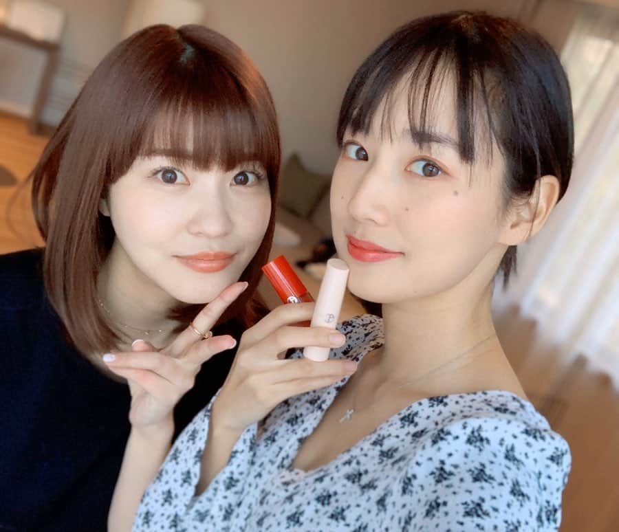 高嶋香帆のインスタグラム：「バースデートリップをしたくて、あすぽんを誘って軽井沢へ行ってきました🐶💕 . ペットも泊まれるお部屋を探して、ぽんちゃんにも来てもらったよー😍癒し！！ . 温泉も食べ物も最高でした🤤 軽井沢アウトレットではイルミネーションも綺麗で✨ . 一泊だったのであっという間だったけど、沢山癒されました🥰 . あしゅぽんありがとう☺️💕 . あすぽんと温泉入れた事が一番羨ましいでしょう皆さま😎✨✨笑笑 . #軽井沢旅行」