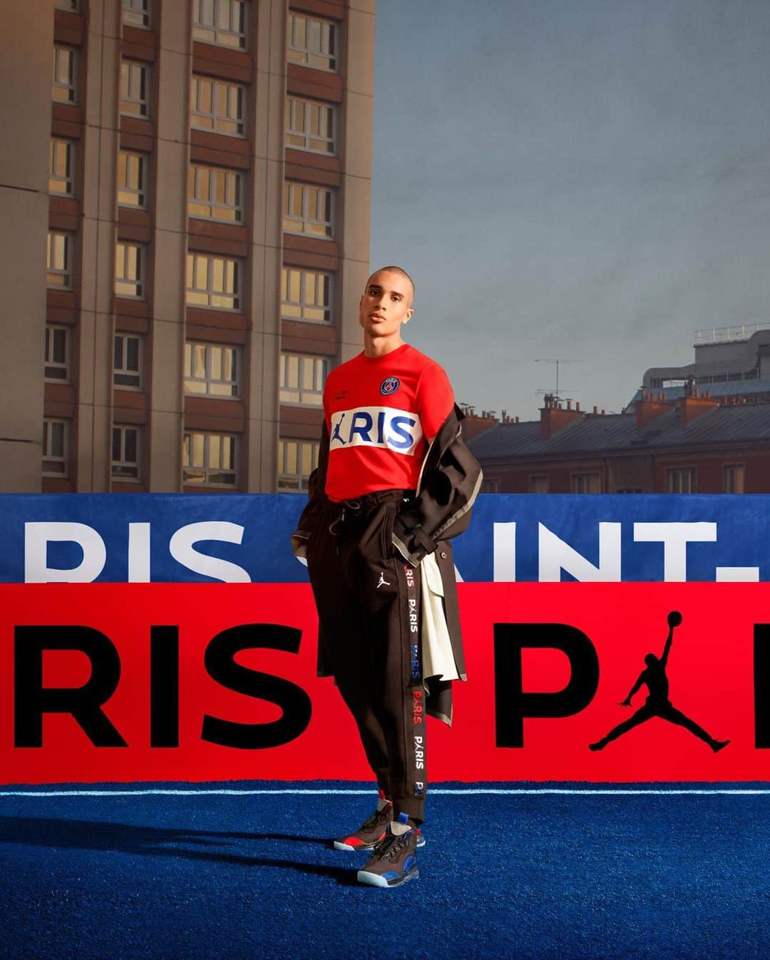 HYPEBEASTさんのインスタグラム写真 - (HYPEBEASTInstagram)「@hypebeastsports: @psg and @jumpman23 have officially unveiled the French club’s fourth kit for the season. It comes in a muted black colorway which is offset by a stripe running down the center, representing the colors of the French flag, and white detailing comes in the form of the Jumpman logo and PSG crest. The kit will make its on-pitch debut against Montpellier on February 1, and the accompanying lifestyle pieces are available now at the @nike web store and PSG site.⁠⠀ Photo: Nike」1月25日 13時34分 - hypebeast