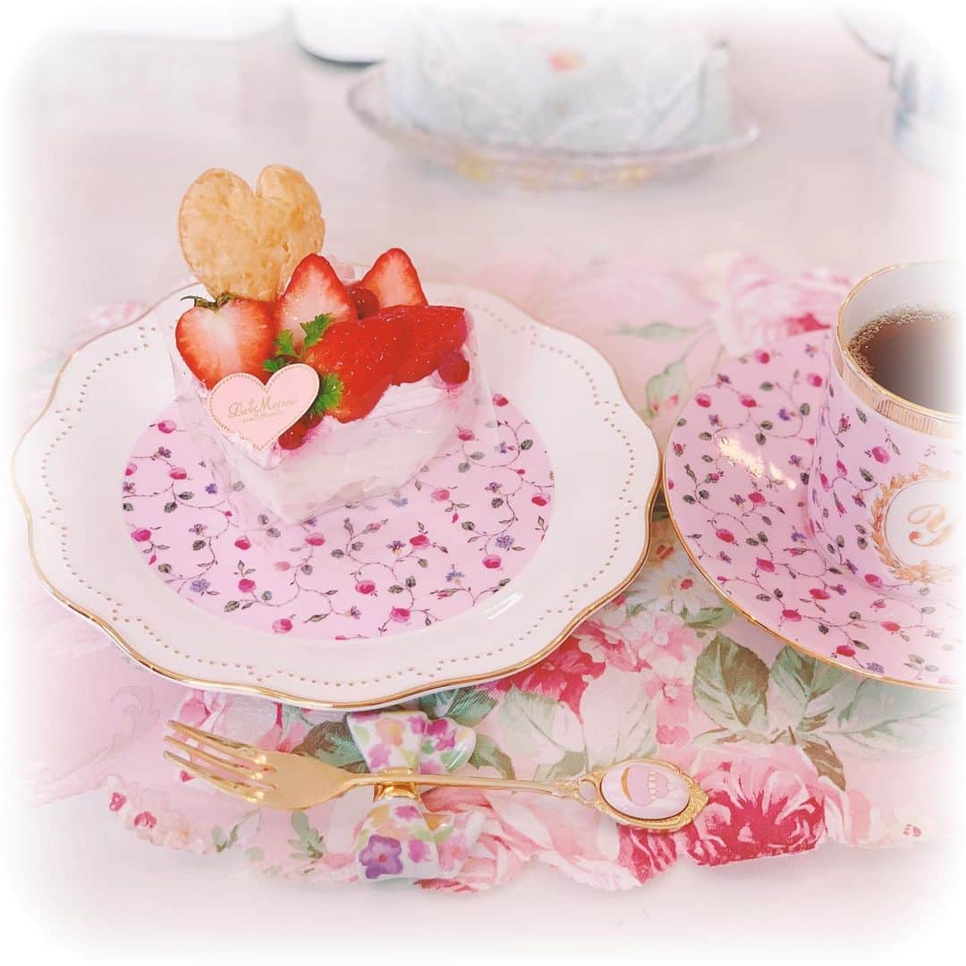 月宮まどかのインスタグラム：「. ポーセラーツに可愛いお菓子🍓 . 過去の作品も撮り直して これからすこしづつ更新 してゆきます( っ)•ω•(ｃ ) . 🍳お料理教室 🎂お菓子作り 🍽ポーセラーツ 🎀すきなもの . をゆるゆると載せて いこうとおもいます💭 . . お仕事の写真📷はツイッターに ぜんぶまとめることにして . ここでは女の子にモテるような アカウントを目指します🎀笑 . フォロー待ってます🐰 . #porcelarts #handmade #interior #interiordesign #porcelartslesson #sweets #cute #ポーセラーツ #ハンドメイド #転写紙 #猫 #ピンク好きな人と繋がりたい #かわいい #インテリア #フランフラン #リボン #猫好きさんと繋がりたい #アフタヌーンティーセット #お茶会 #手作り #習い事」
