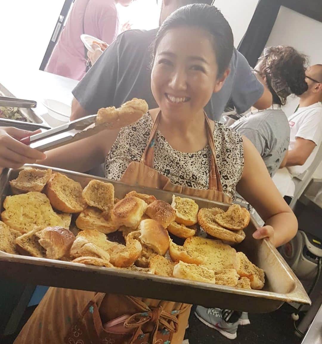 荒尾茉紀のインスタグラム：「今日はボランティアに参加😊サラダにガーリックトースト、パスタ、豆料理、お米、そしてデザート🧁朝から大量に作りました✨ シドニーは日本に比べてホームレスが凄く多い気がします。理由は、高い家賃、ドラッグ、職の問題など様々ですが、路上で生活している若い女性を見かけることもあります💦そういう環境だからか、教会が多いからか、移民の国だからか、ボランティア精神が根付いている国だなぁと。見習いたい😌 今日は元気な子供たちも食べにきてくれて、色んな方と話せて、楽しい1日でした❗️ #sydney #thanks #ボランティア #留学」