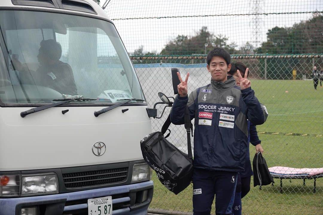 横浜FCさんのインスタグラム写真 - (横浜FCInstagram)「- 和歌山上富田キャンプ最終日。一次キャンプ全日程が終了しました。大きな怪我人や体調不良も出ることなく、素晴らしいキャンプとなりました。最後は練習見学に訪れてくれた皆さんとパチり📷 上富田の皆様、ありがとうございました！ - #YOKOHAMAFC #横浜FC #HAMABLUE #HAMAPRIDE #jleague #上富田スポーツセンター」1月25日 13時48分 - yokohamafc_official